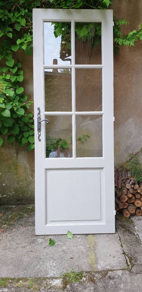 Porte ancienne  en bois à petits carreaux