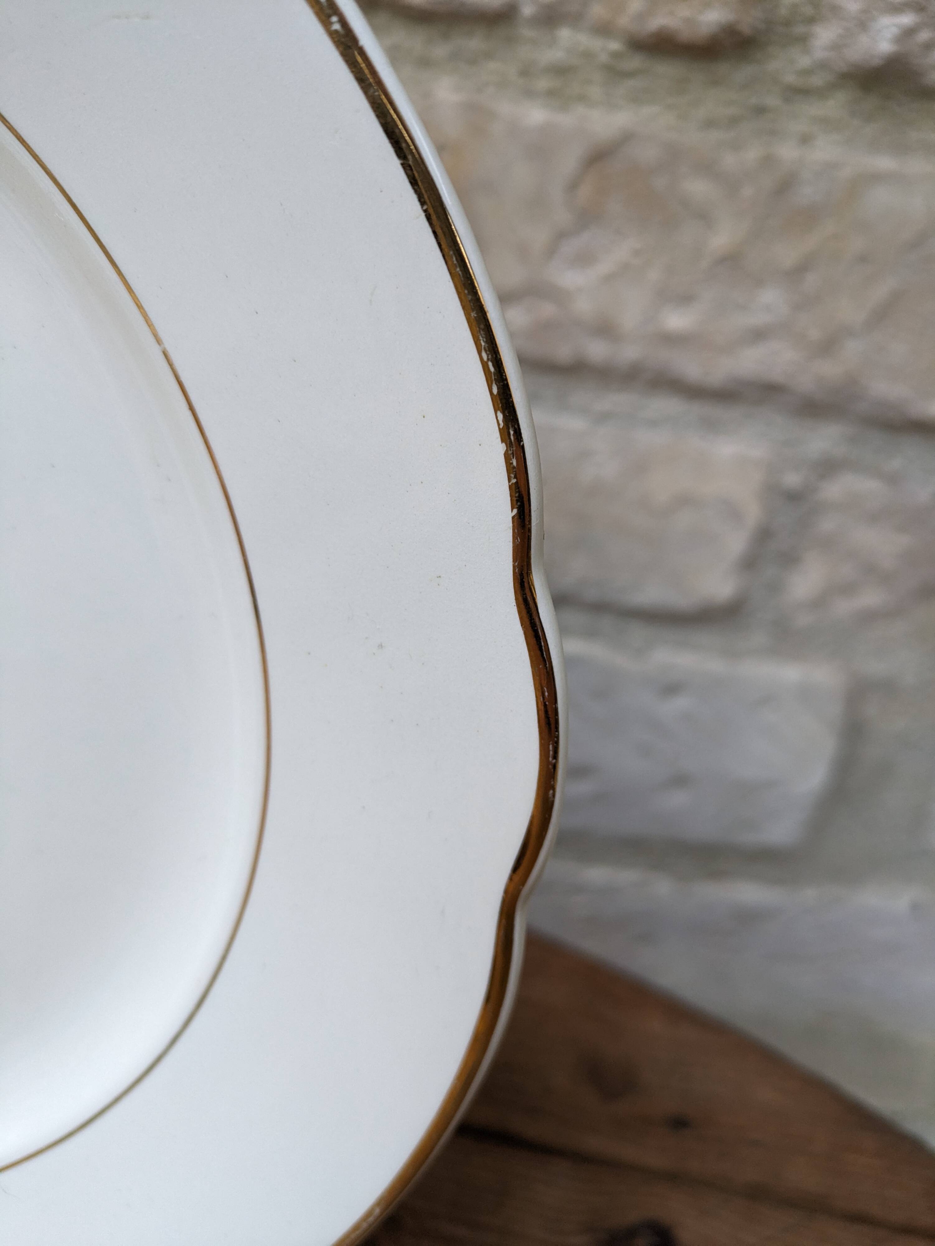 Villeroy & Boch large round plate in beige with gold trim