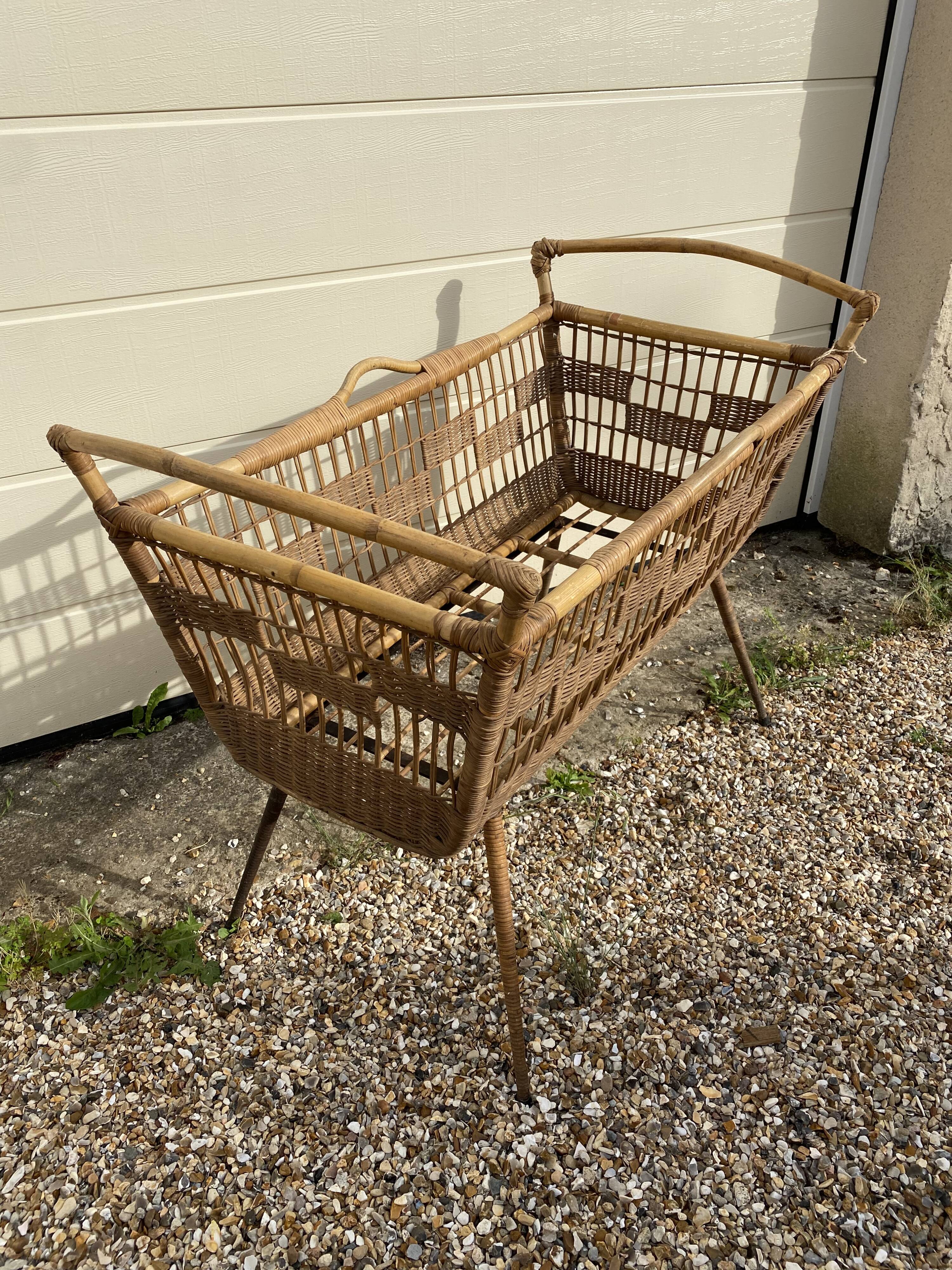 Lit bébé en rotin vintage