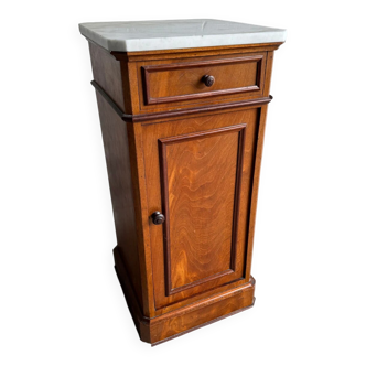 Meuble vintage avec plateau en marbre blanc et structure en bois, tiroir et porte sur roulettes