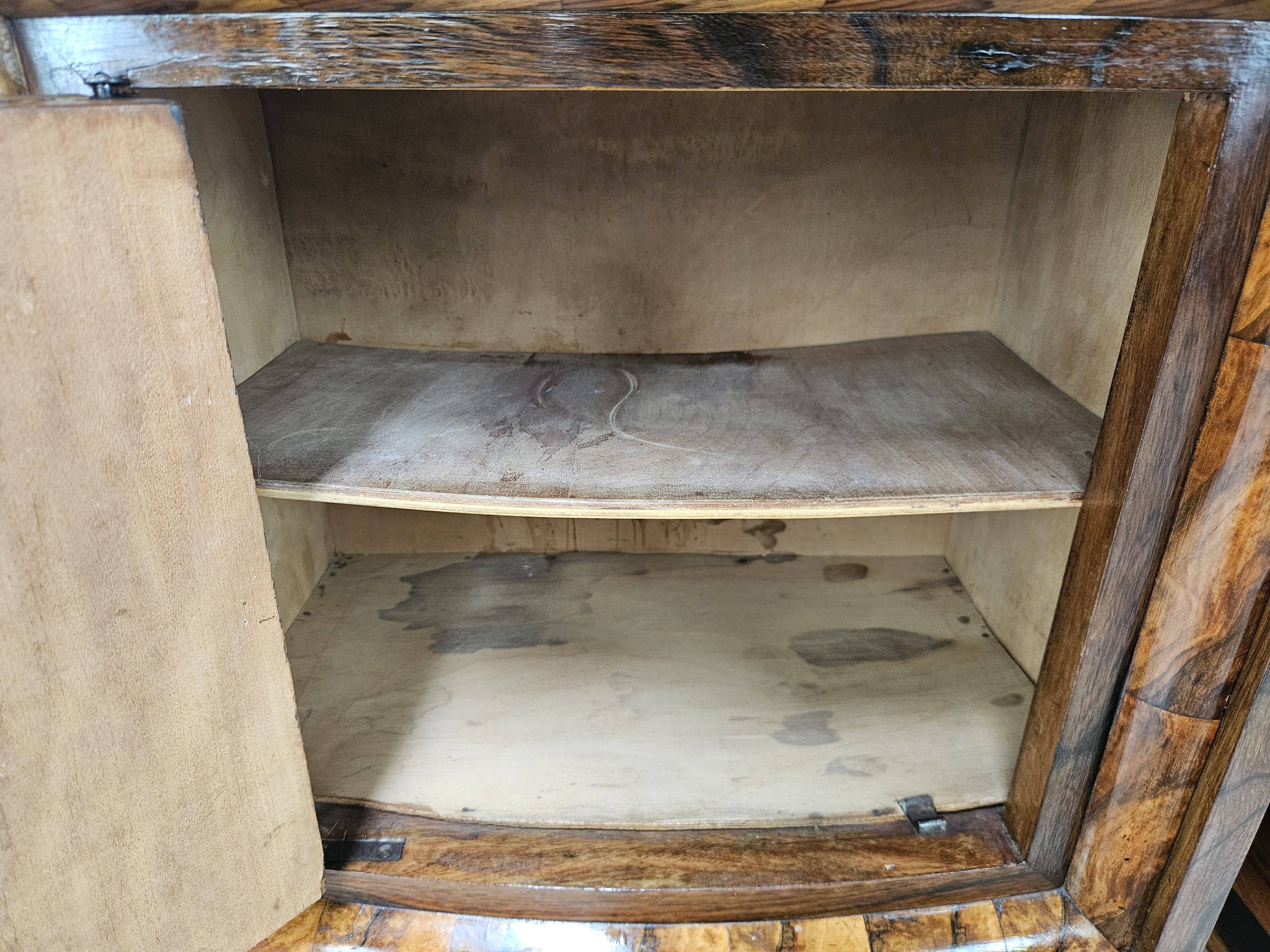 Tuscan Art Decò bedside tables from the 1940s in walnut burl
