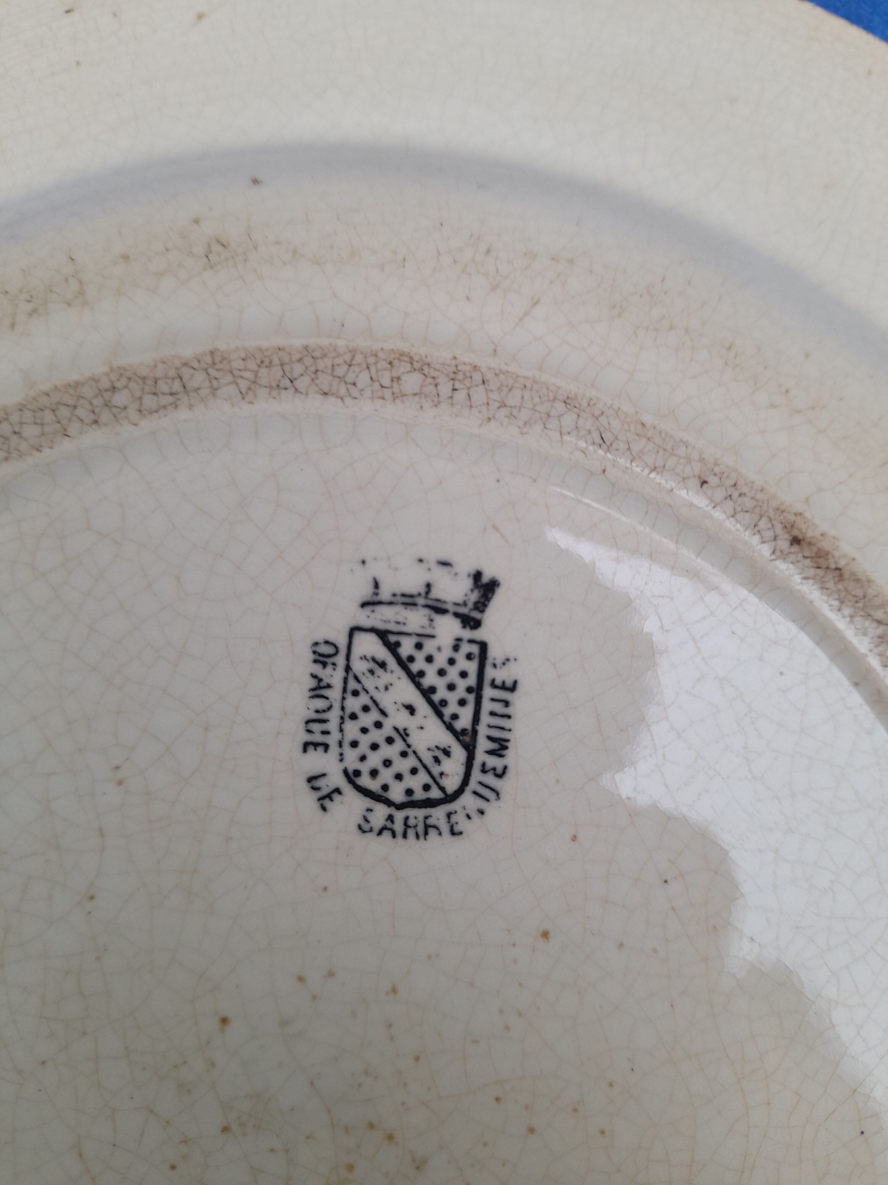 Opaque porcelain plate of Sarreguemines pattern vase of flowers diam 22 cm