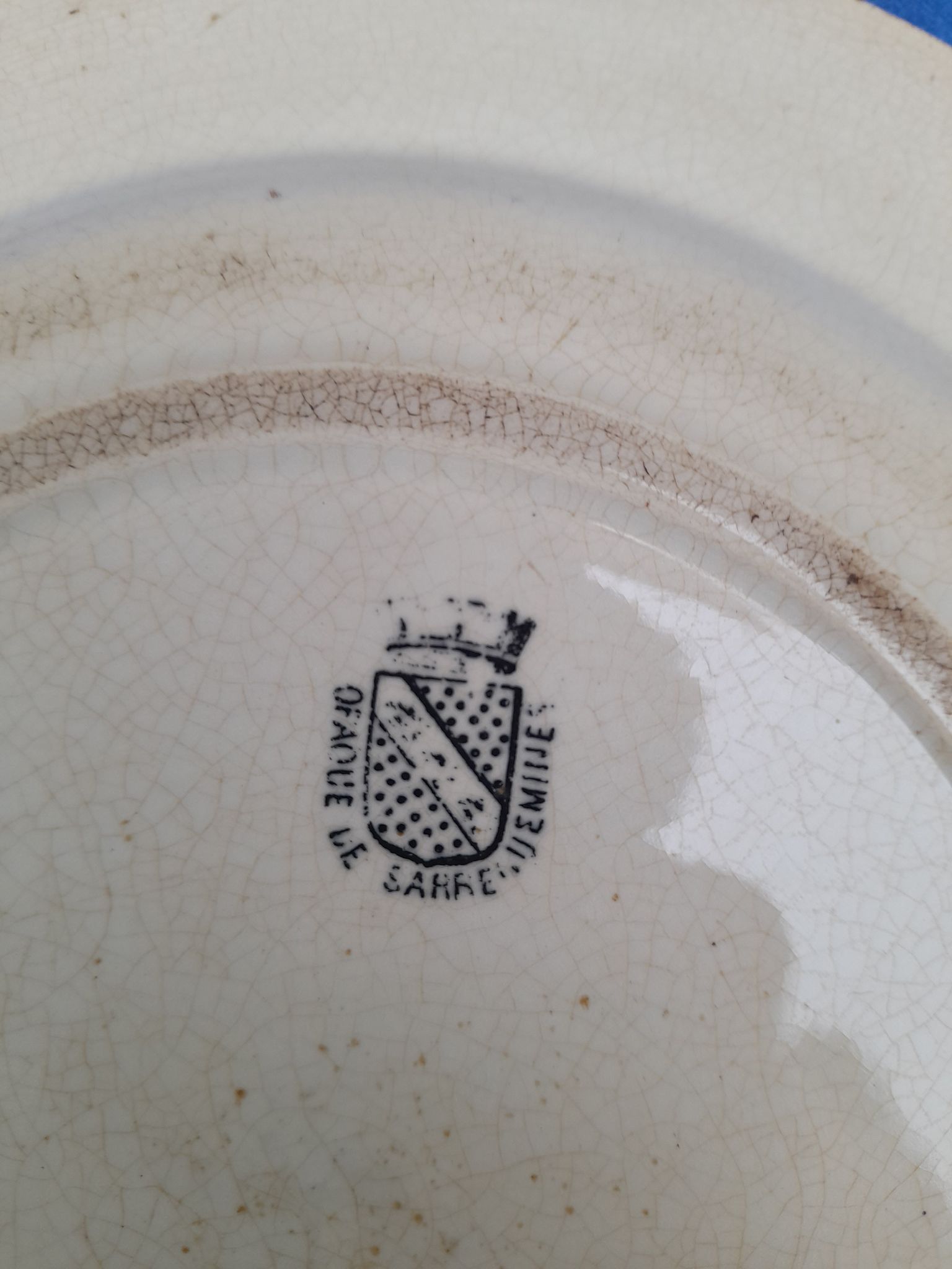 Opaque porcelain plate of Sarreguemines pattern vase of flowers diam 22 cm