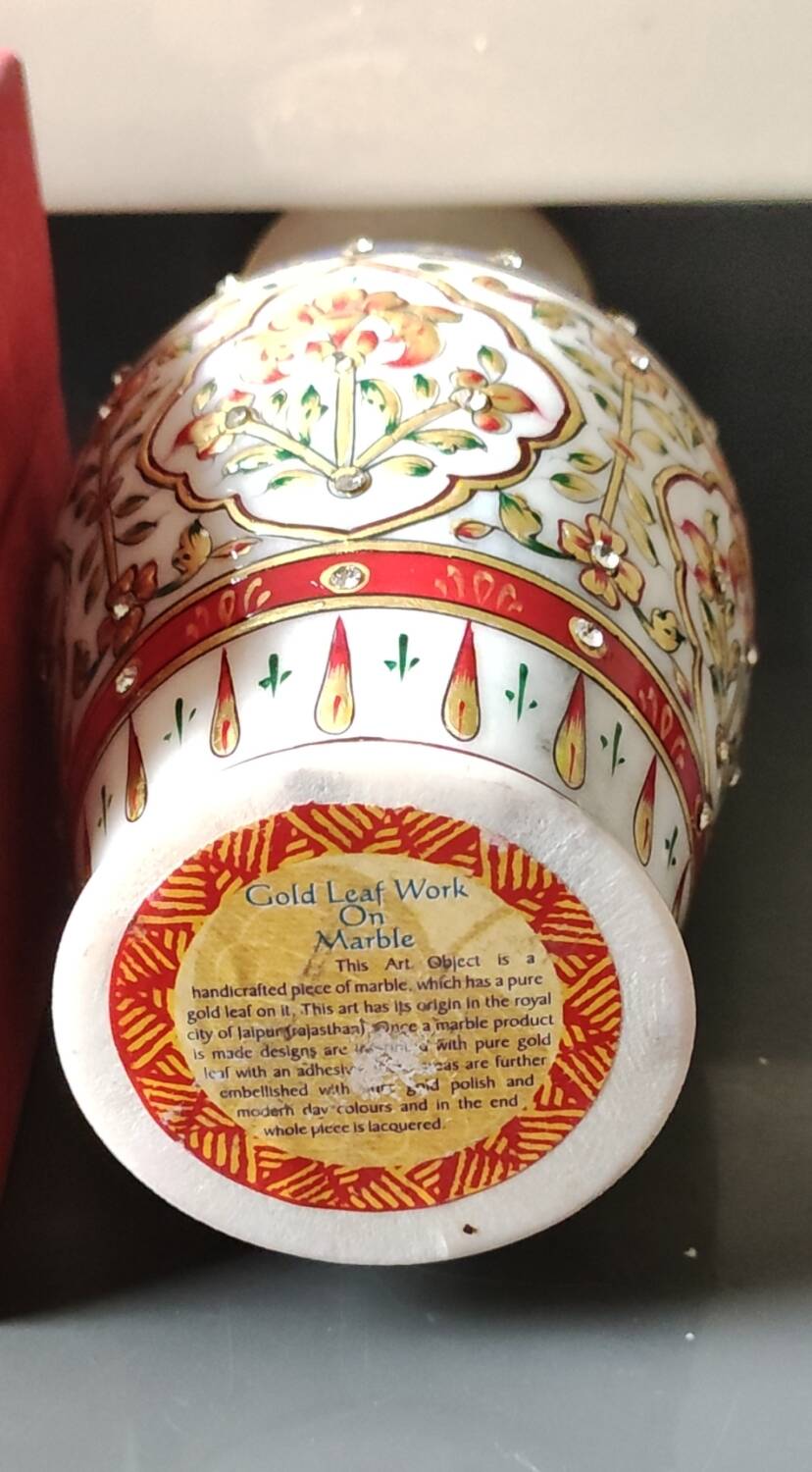 Hindu marble vase with floral decoration and gold leaf, in a box. Height 20 cm.