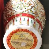 Hindu marble vase with floral decoration and gold leaf, in a box. Height 20 cm.