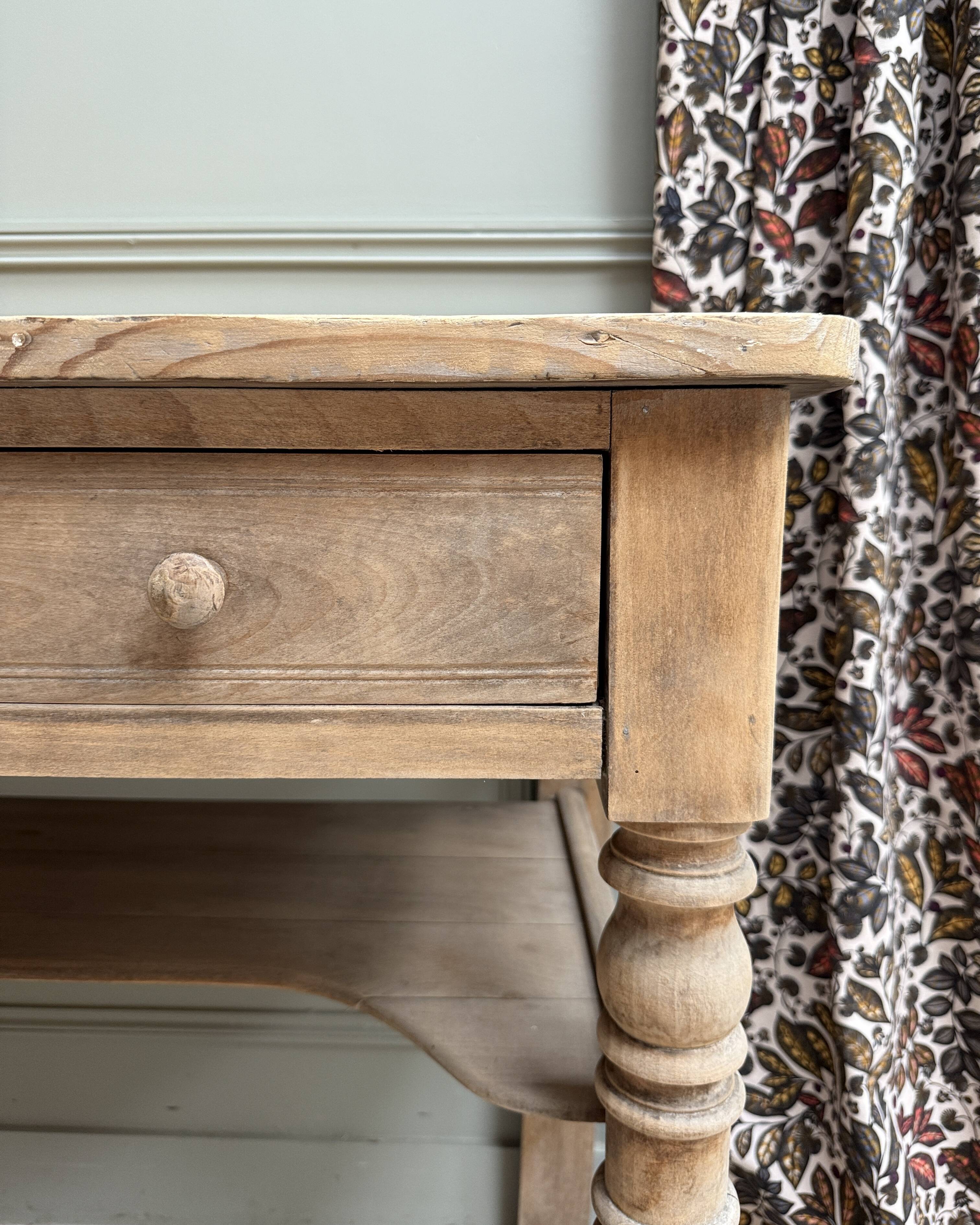 Petite console ancienne de ferme (restaurée)