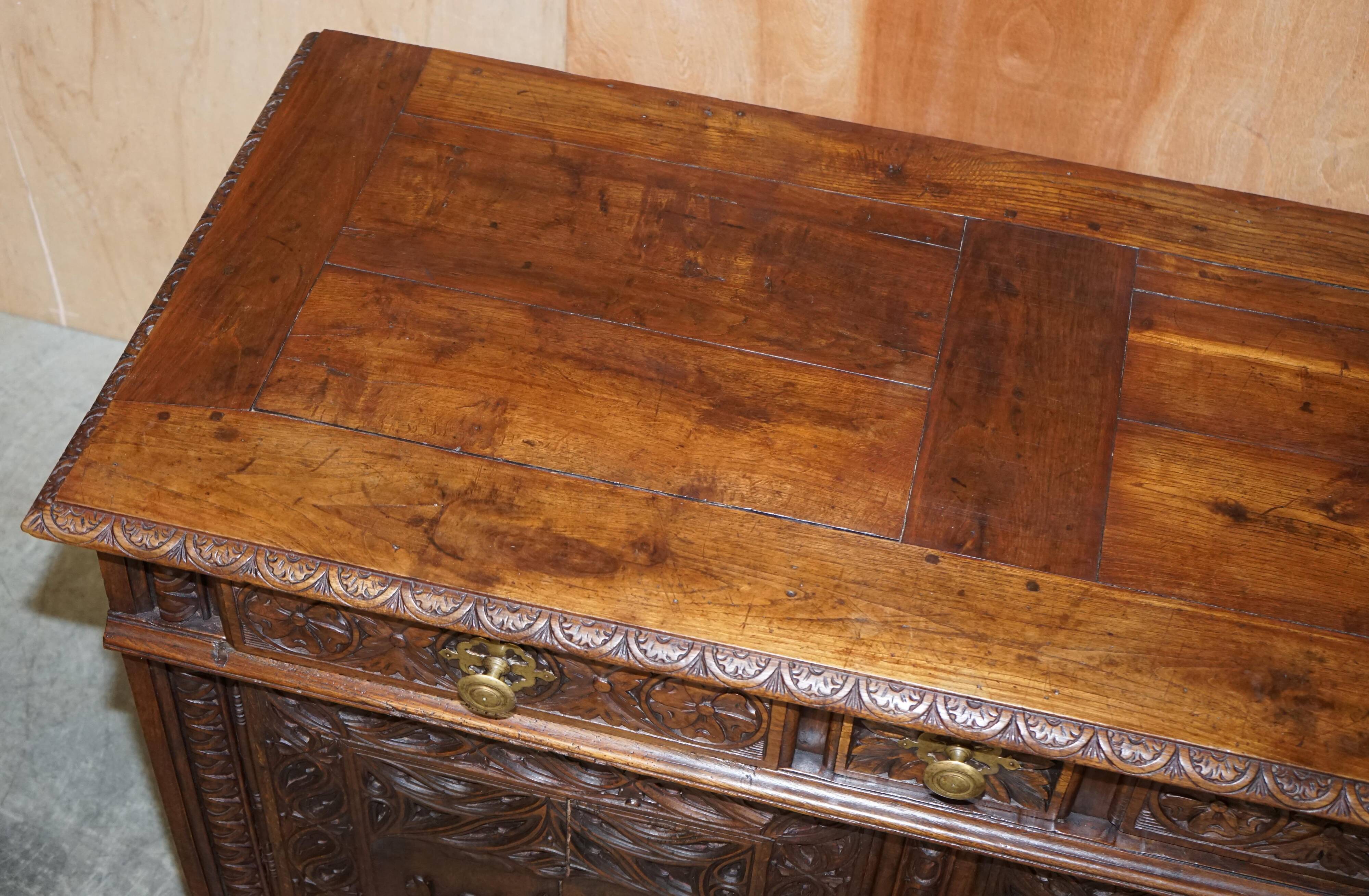 Buffet Continental en Chêne Sculpté Circa 1800 avec Panneaux Militaires