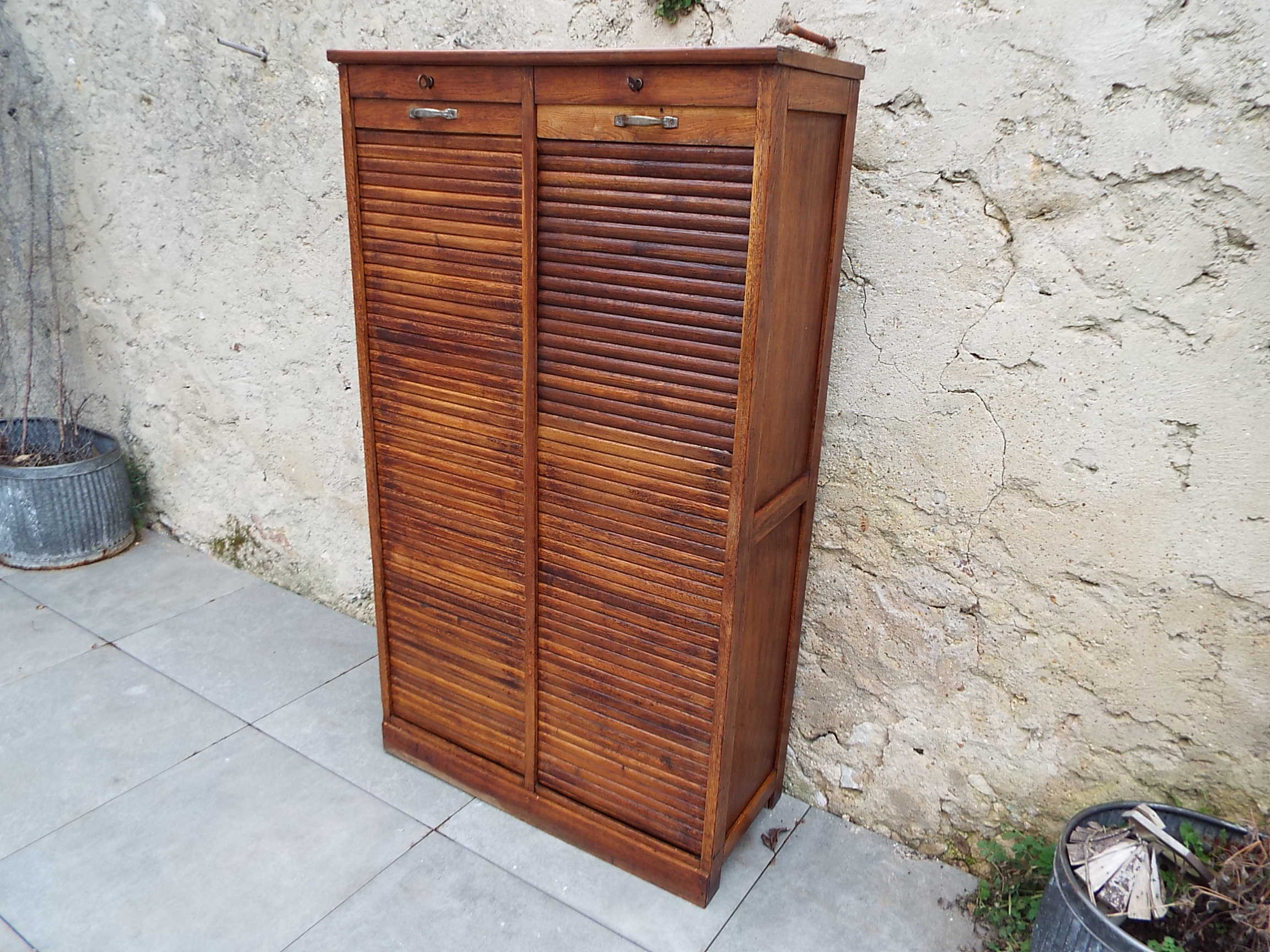 Double curtain cabinet