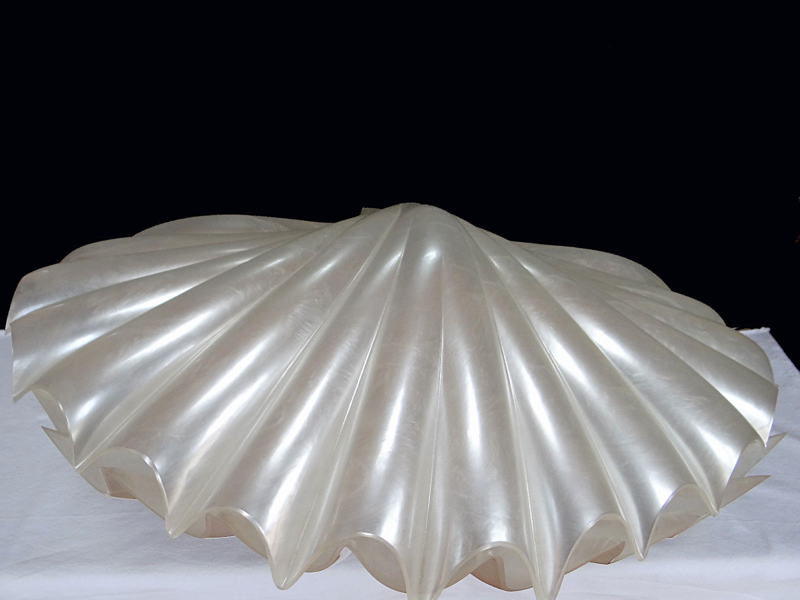 Liane Rougier lamp shell Benetier design 1970 in methacrylate