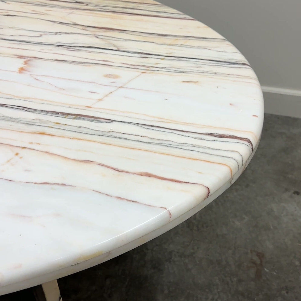 Grande table de salle à manger ovale en marbre Arabescato Rosso italien – années 1970, sculpture sur pierre