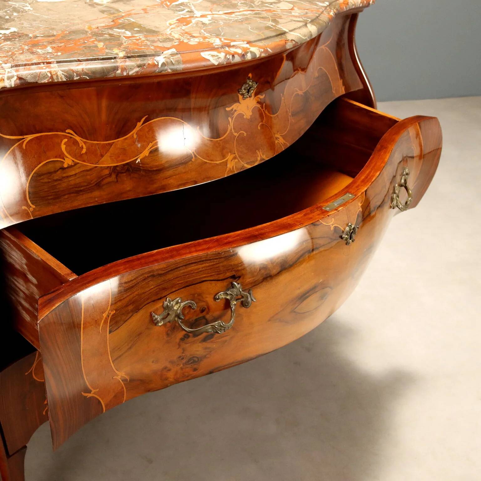 Commode ancienne baroque en noyer et marbre, Italie, XXe siècle