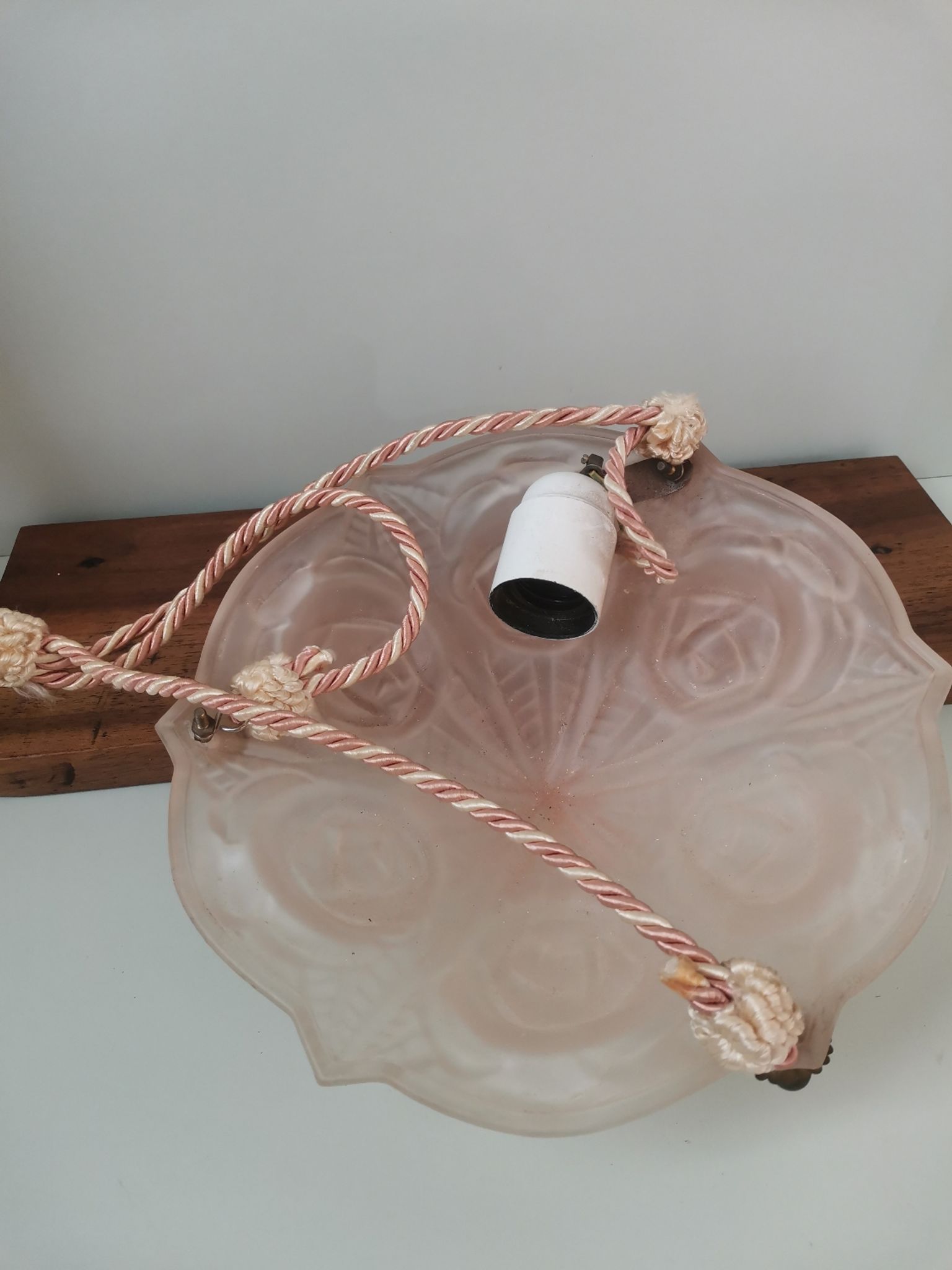 Suspension lampe en verre moulé pâte de verre rose vintage