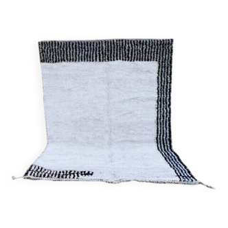 Traditional black and white handcrafted Moroccan rug, size 160 x 240 cm
