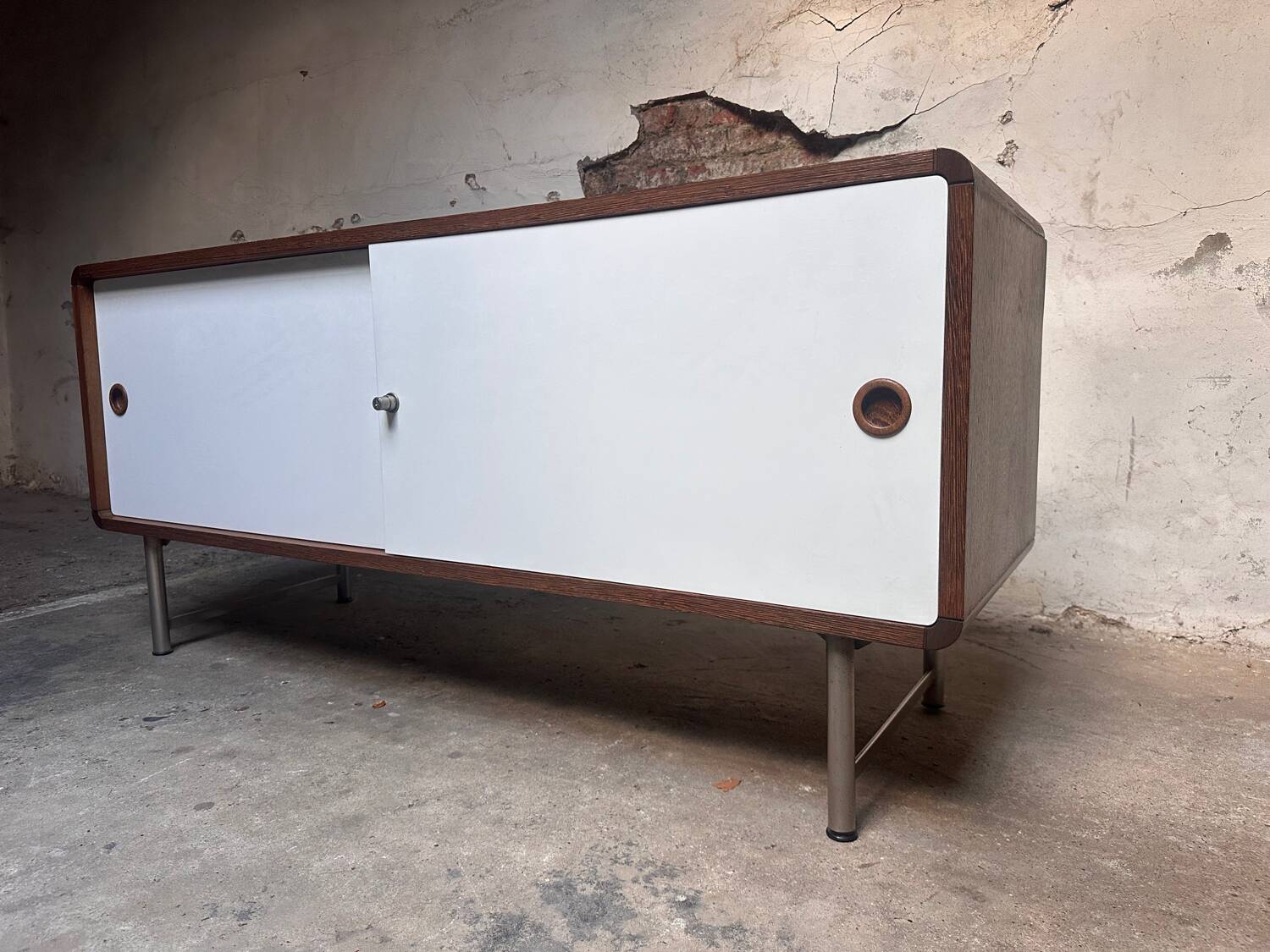 Buffet vintage Pastoe – Placage wengé et portes coulissantes blanches