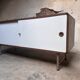 Buffet vintage Pastoe – Placage wengé et portes coulissantes blanches