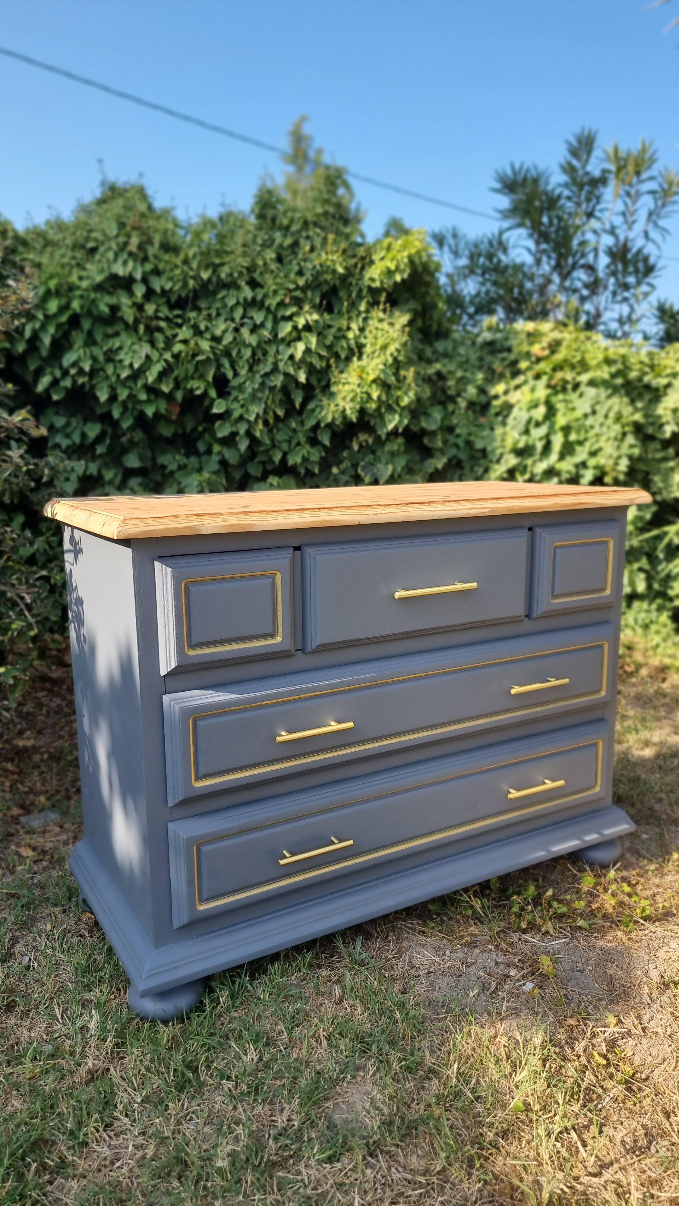 Wooden chest of drawers