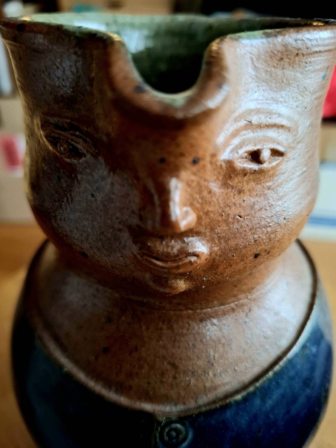 Pichet bicolore anthropomorphe en céramique Nigon Savignies