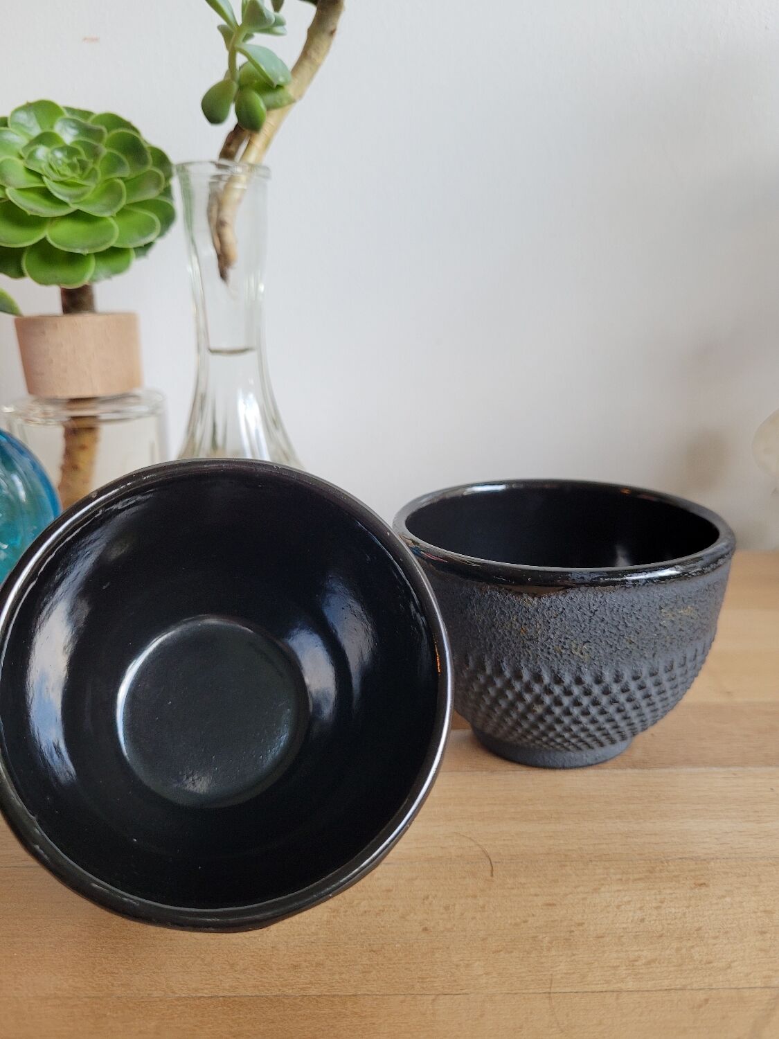 Steel-coloured cast iron cups