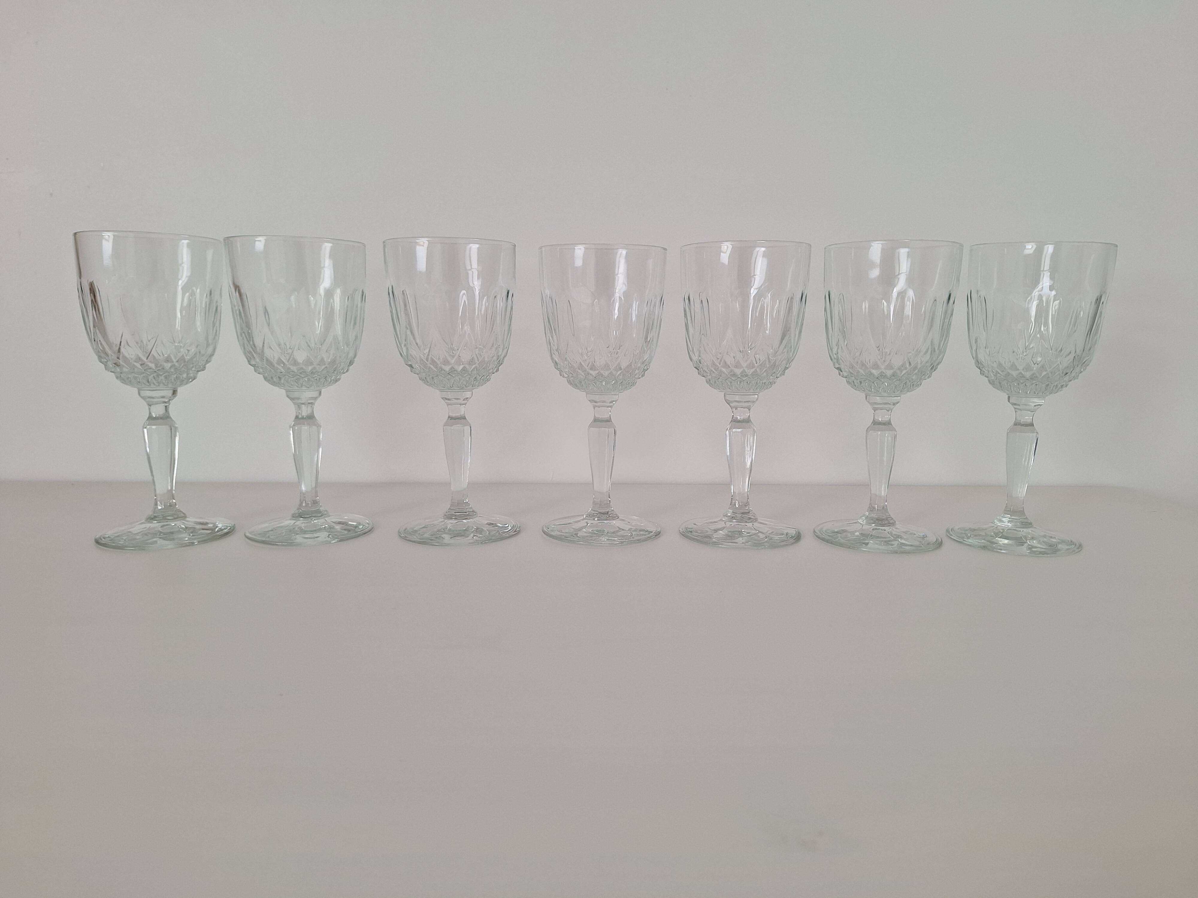 Verres à vin vintage en verre ciselé