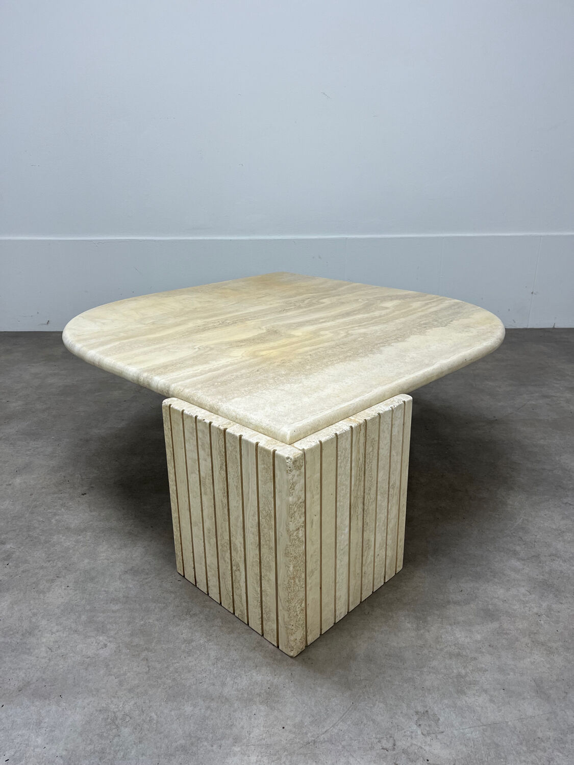 Table basse travertin forme œil par Roche Bobois