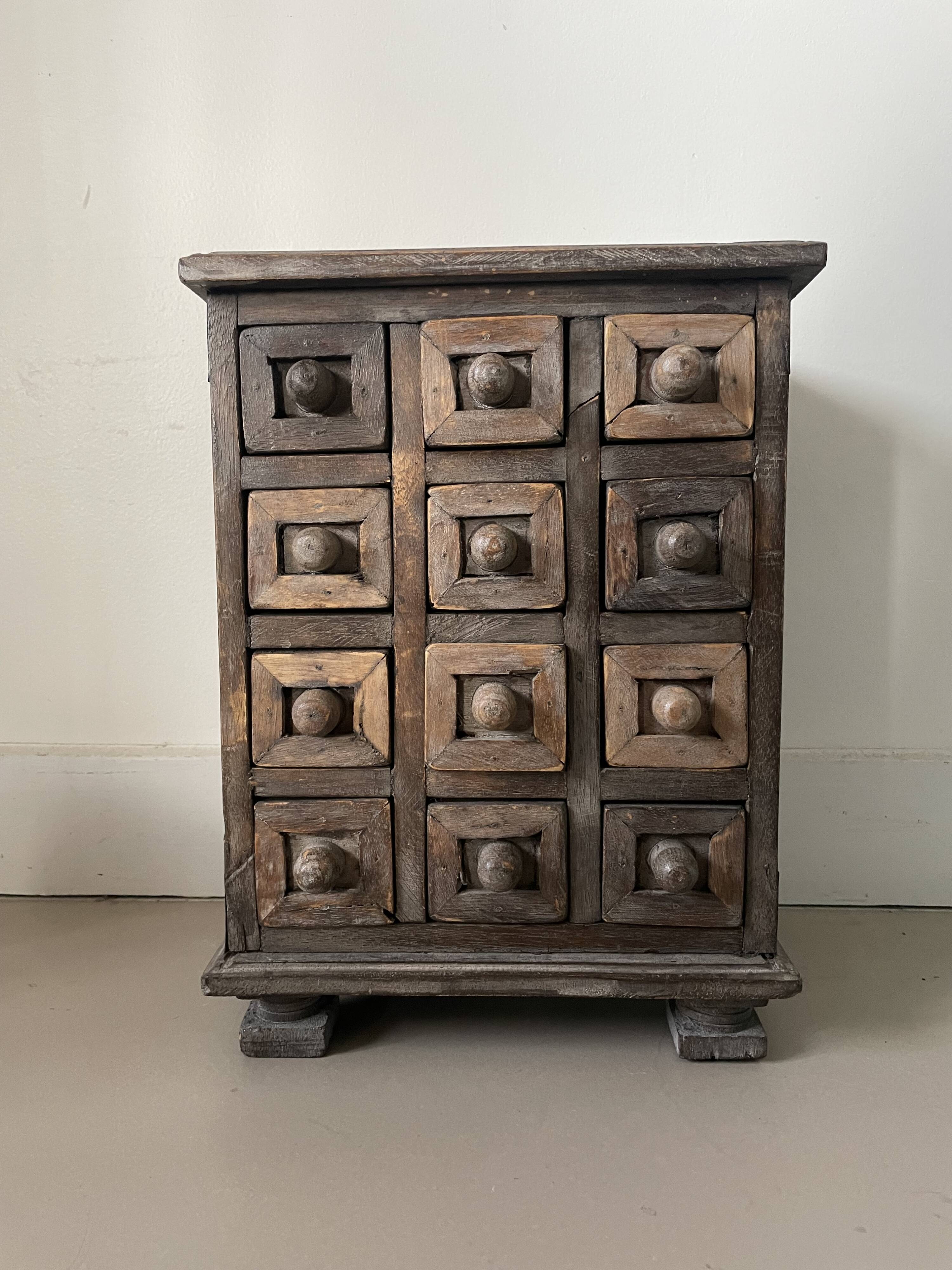 Small old drawer unit