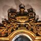 Paire de miroirs en bronze ciselé et doré formant appliques