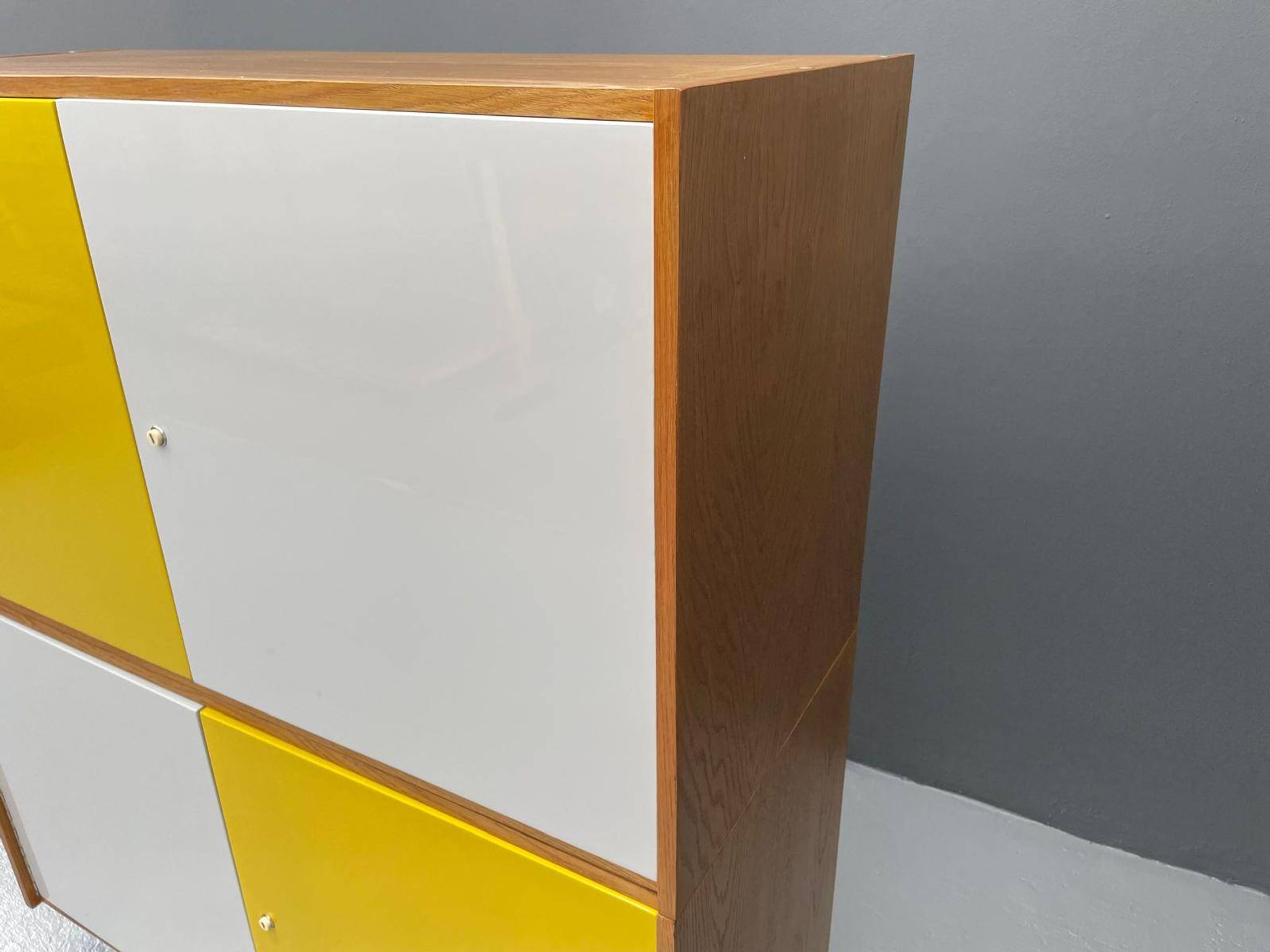 Armoire U-450 en placage de chêne, variante jaune et blanc, Jiří Jiroutek pour Inte
