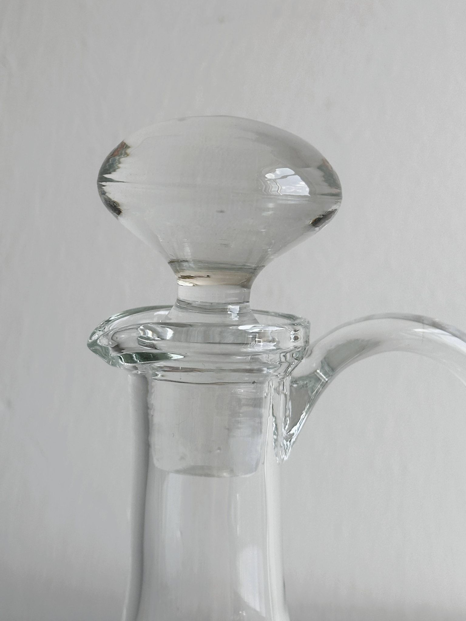 Carafe ancienne en verre soufflé à la bouche
