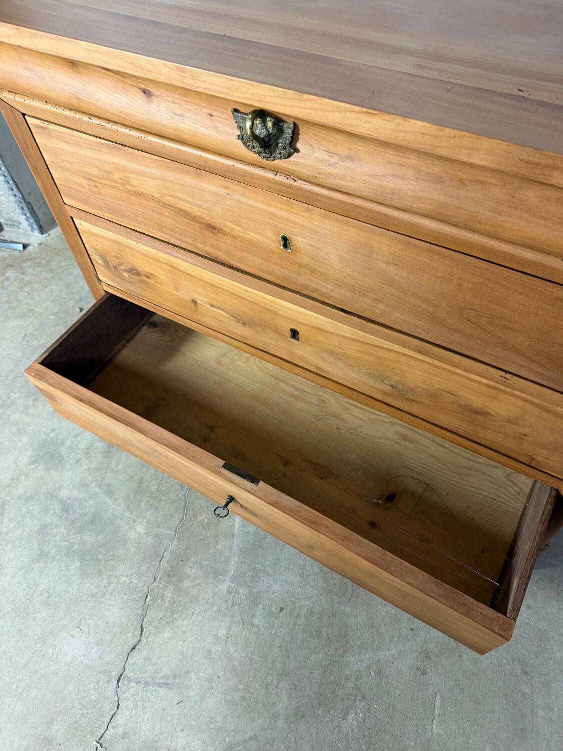 Chest of drawers