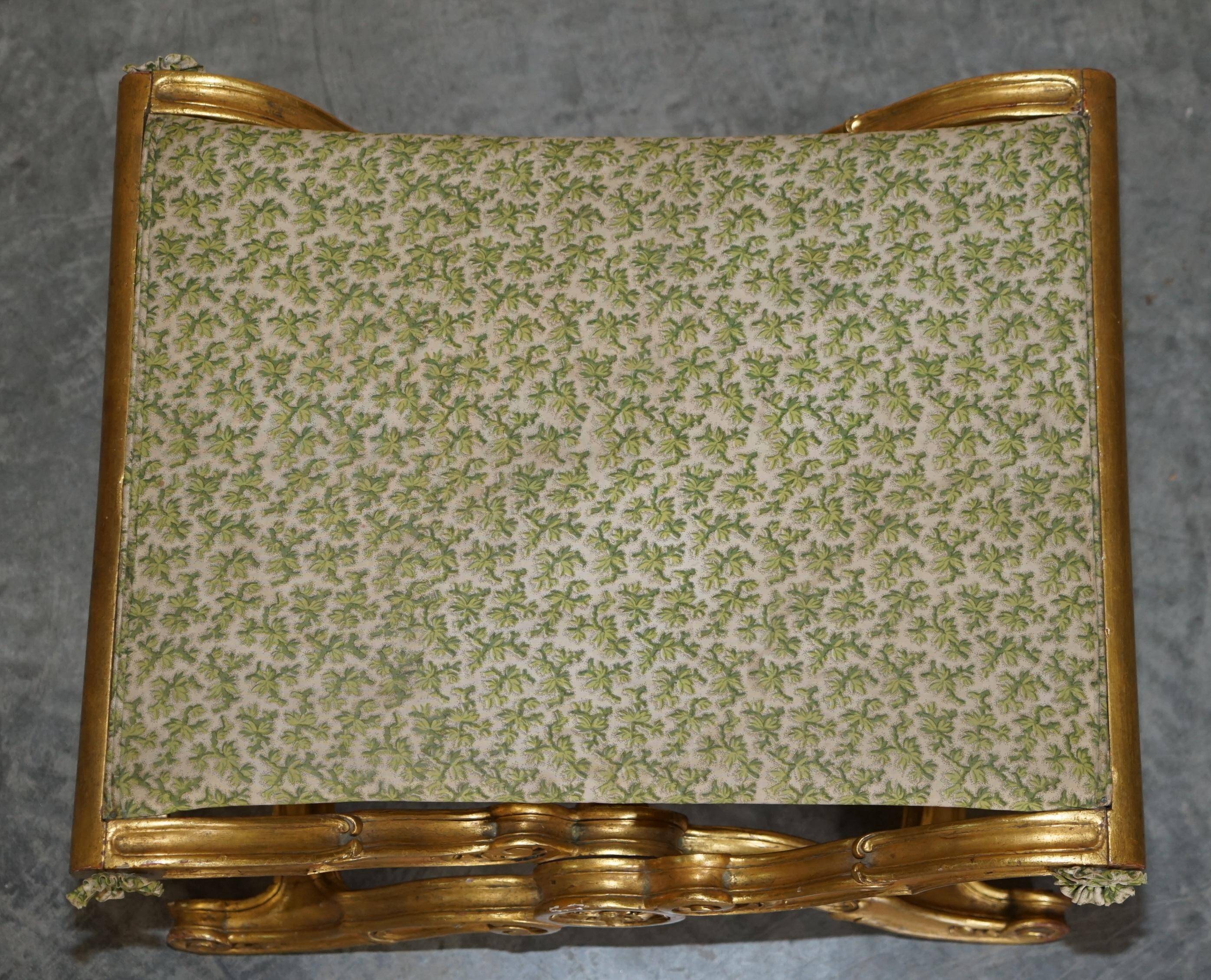 Folding stool with X-frame, carved golden wood, 19th century.