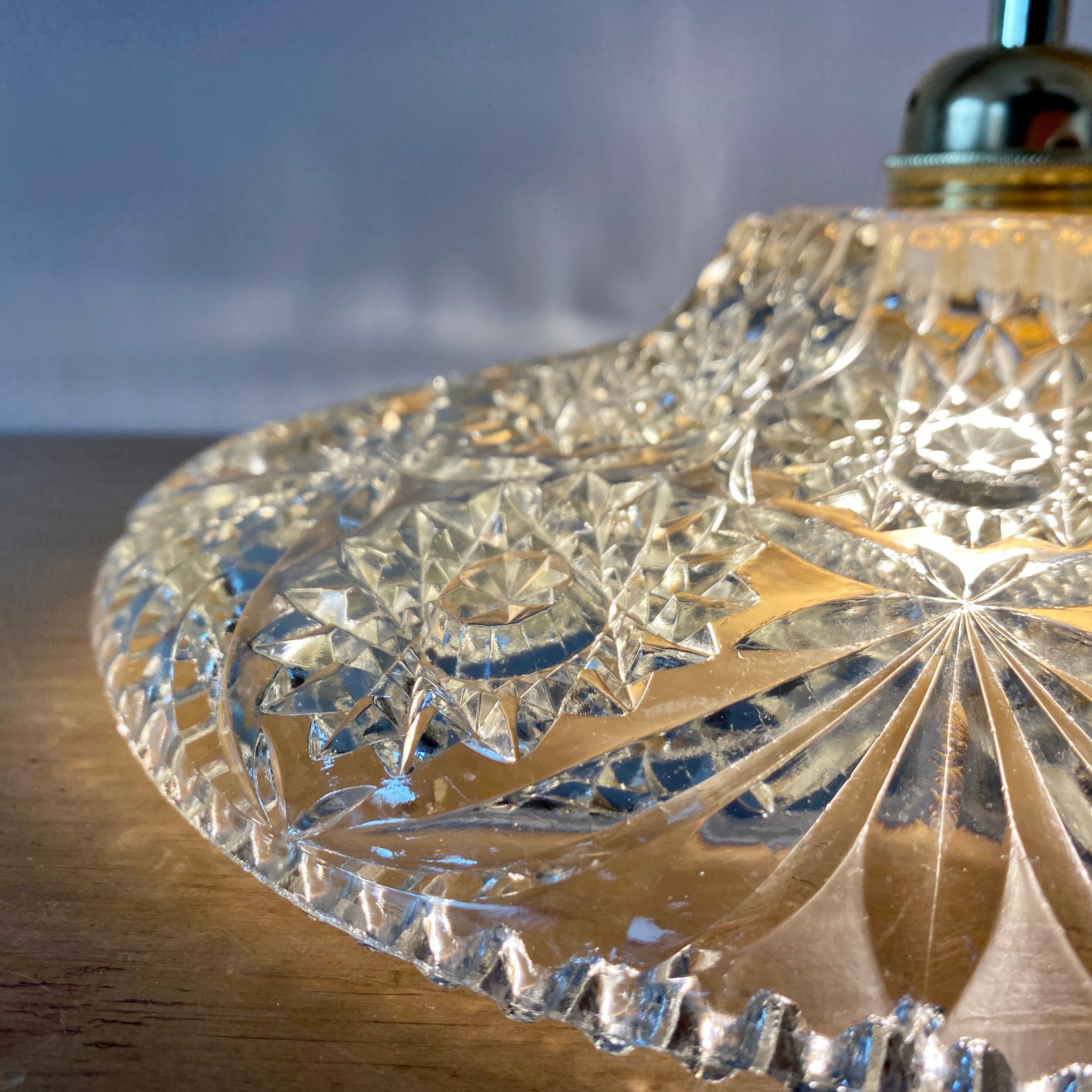 Suspension abat-jour vintage en verre ciselé