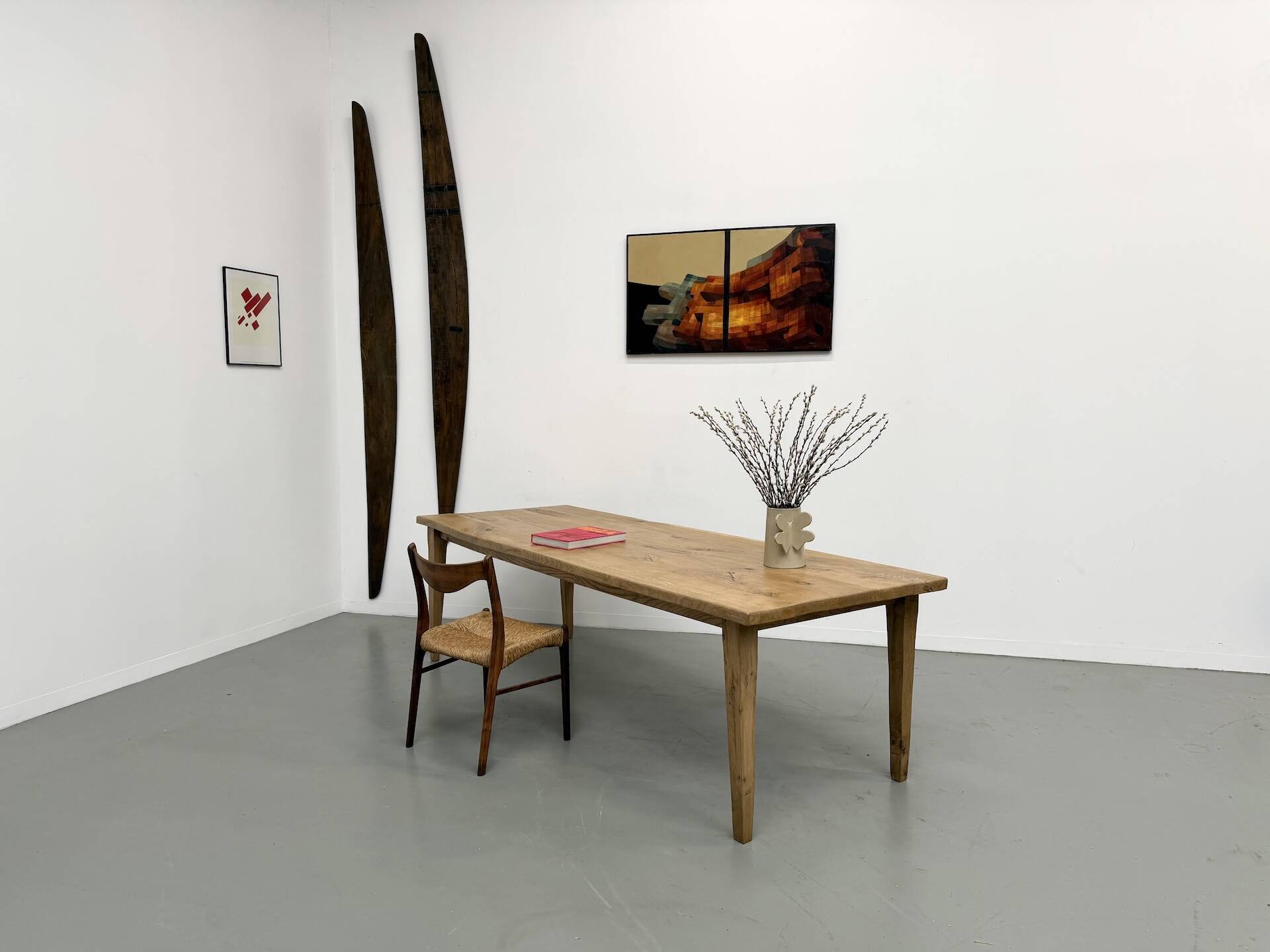 Grande table de salle à manger en chêne massif, au format XXL.