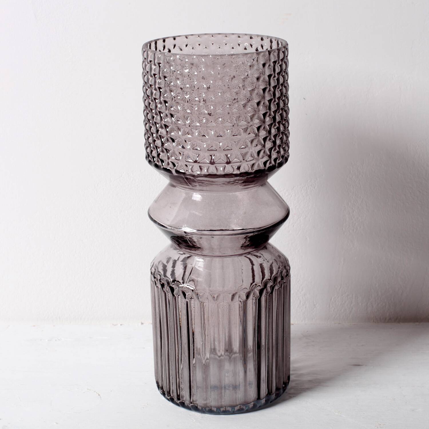 Vase en verre violet élégant / Vase en verre pressé du milieu du siècle / Italie / Années 1990