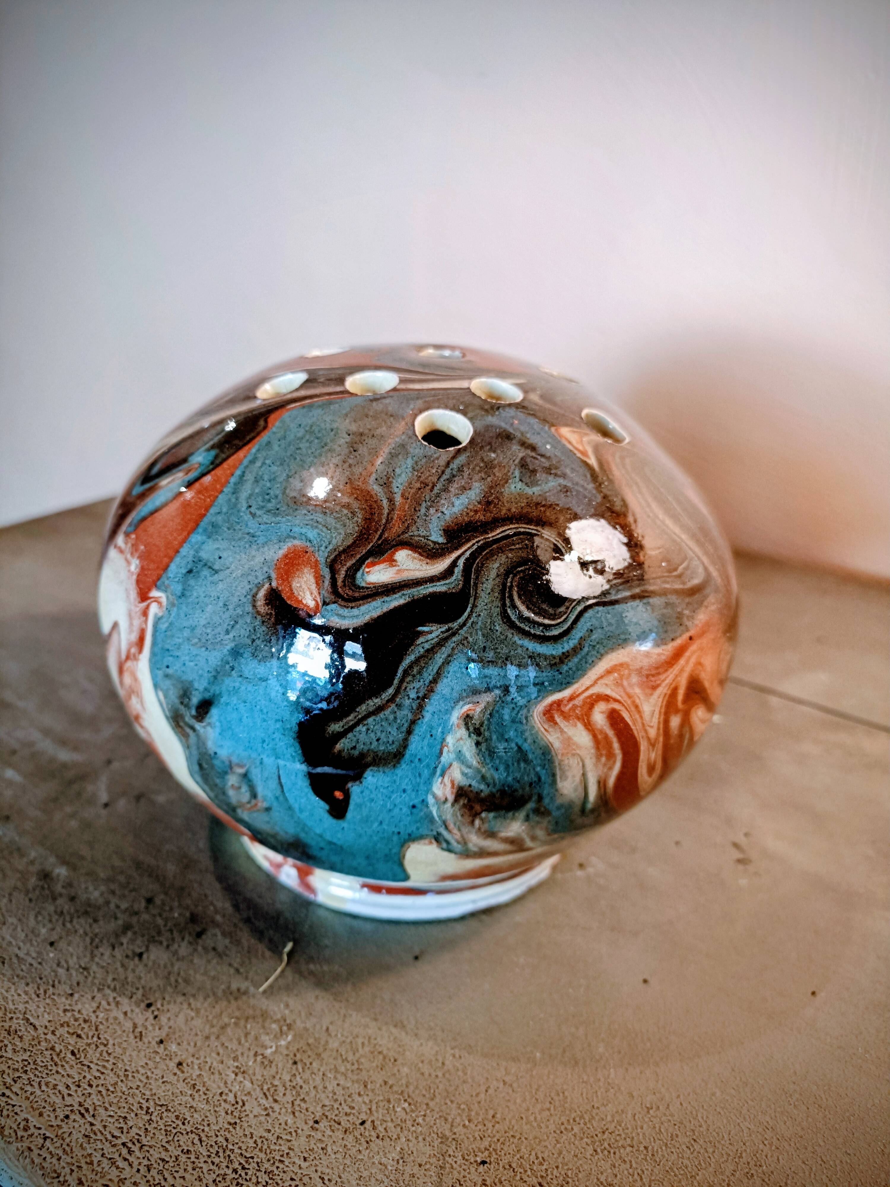 2 vases with flowers