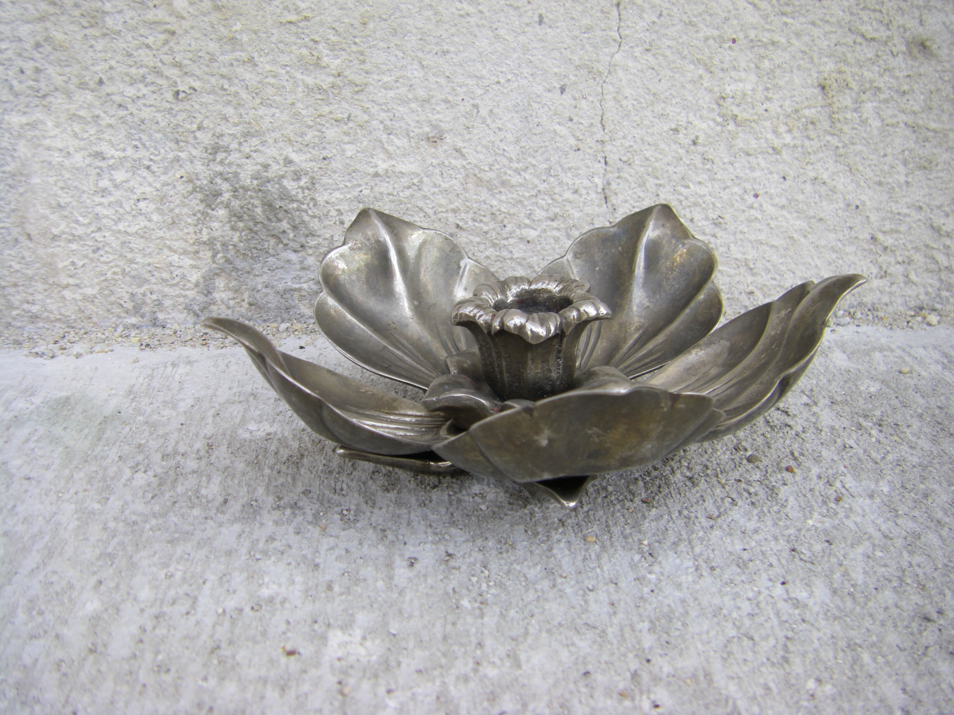 Flowers with removable ashtrays