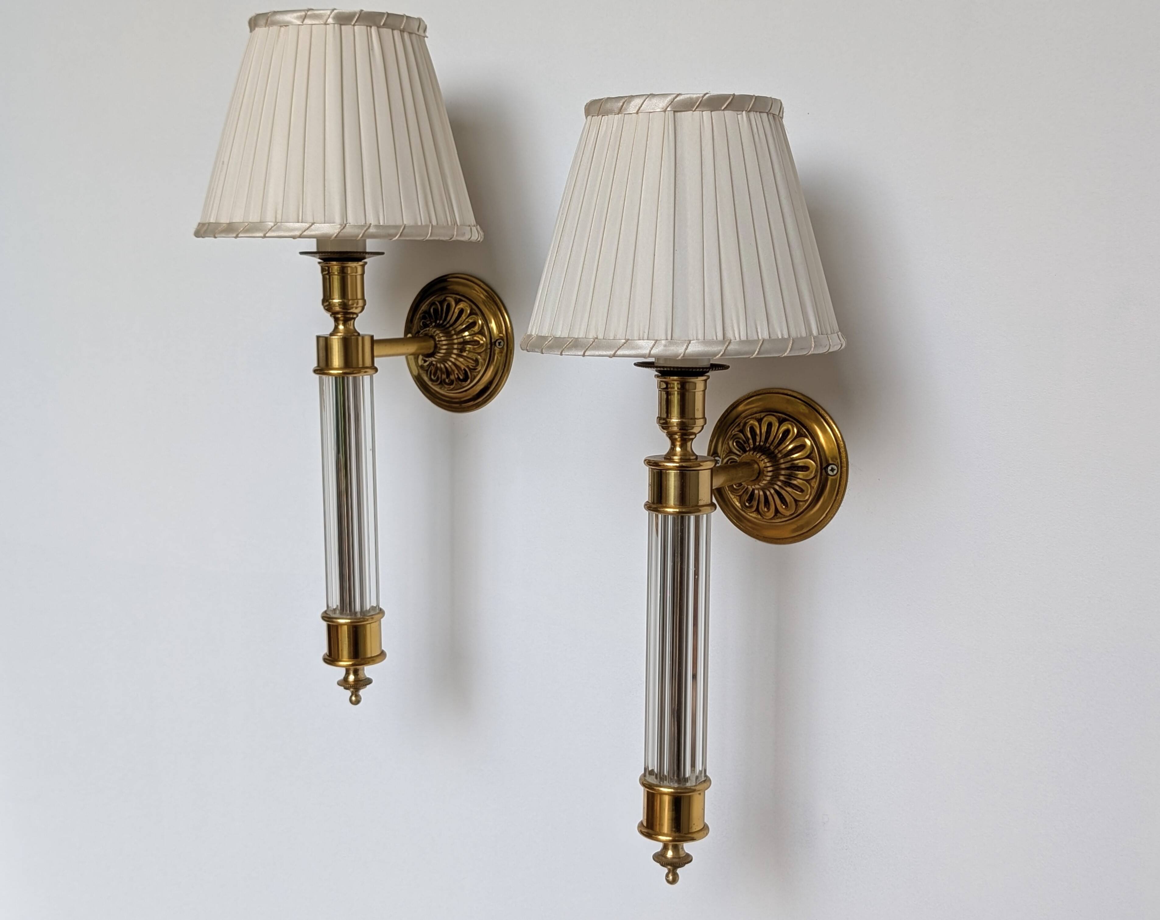 Paire appliques en bronze doré et plexiglass