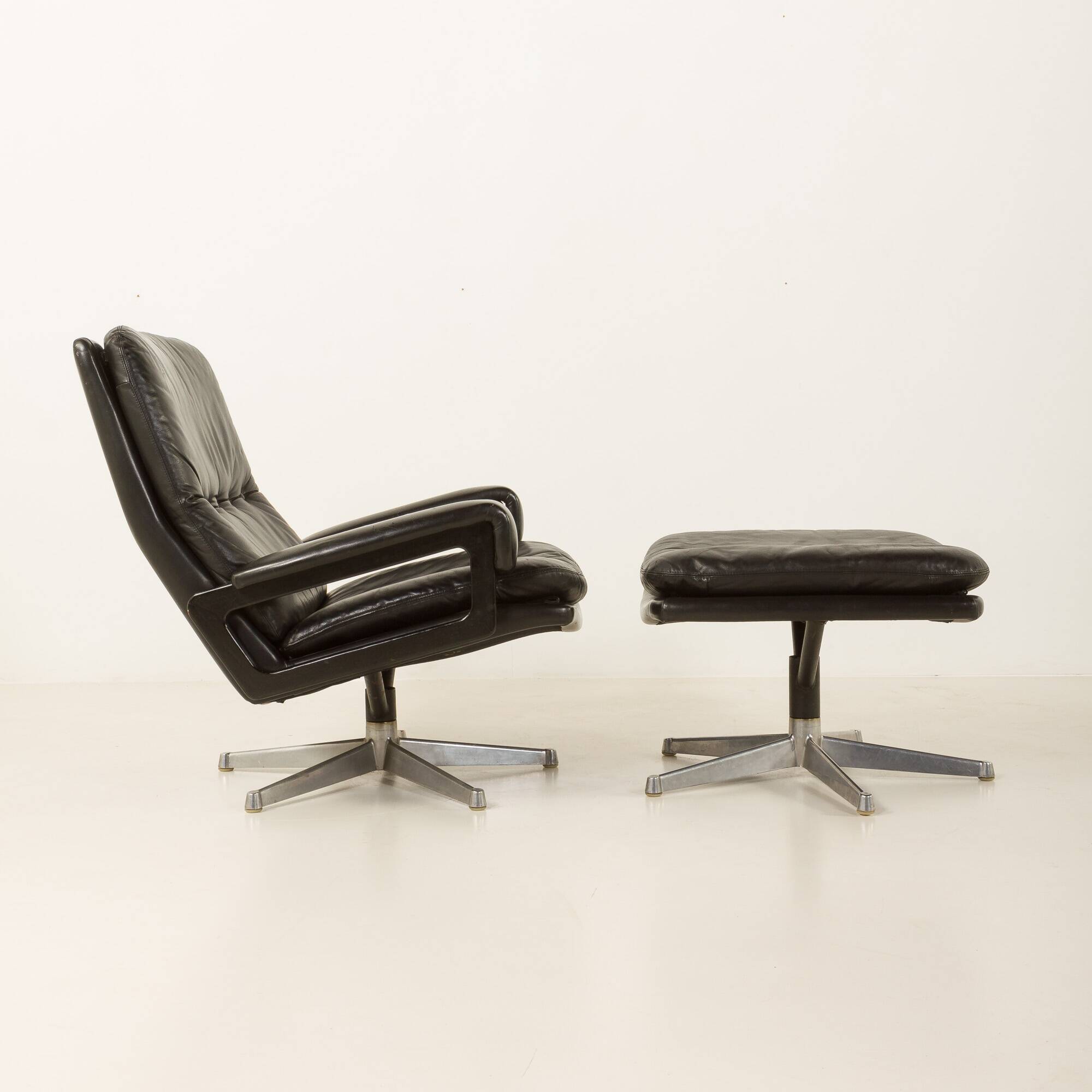 Fauteuil lounge vintage avec tabouret par André Vandenbrouck