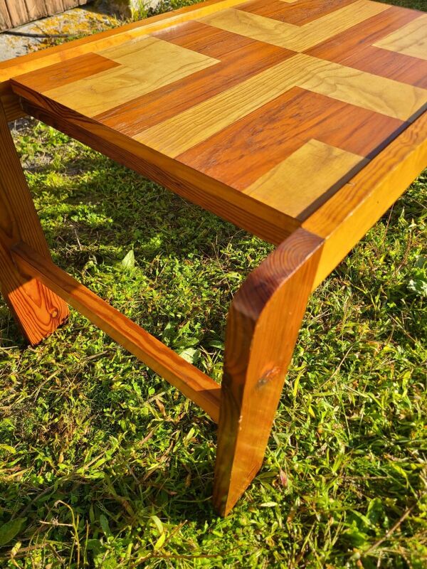 Table basse en pin, plateau en marqueterie 1970, range vinyles.