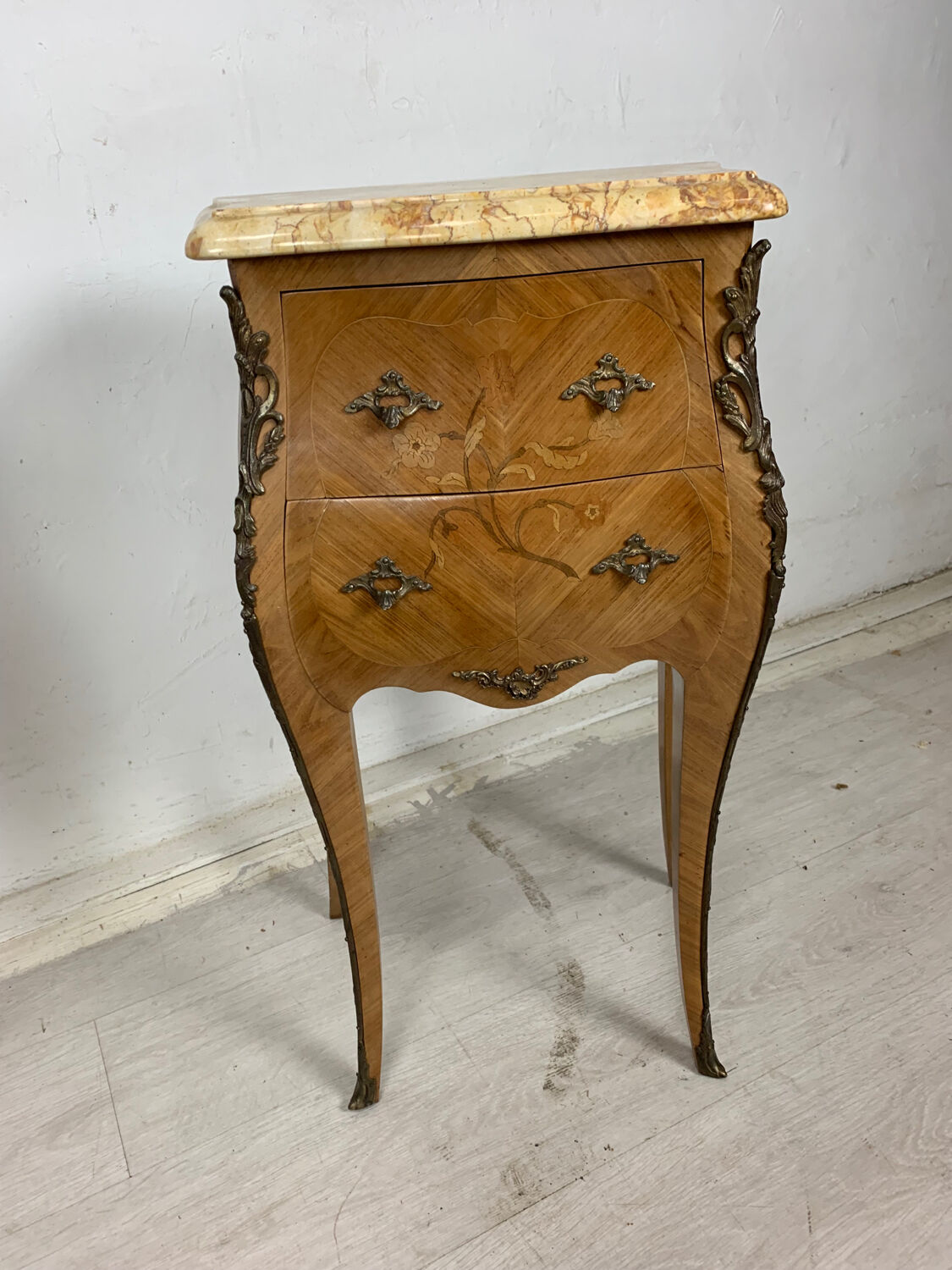 Paire de chevets marqueté