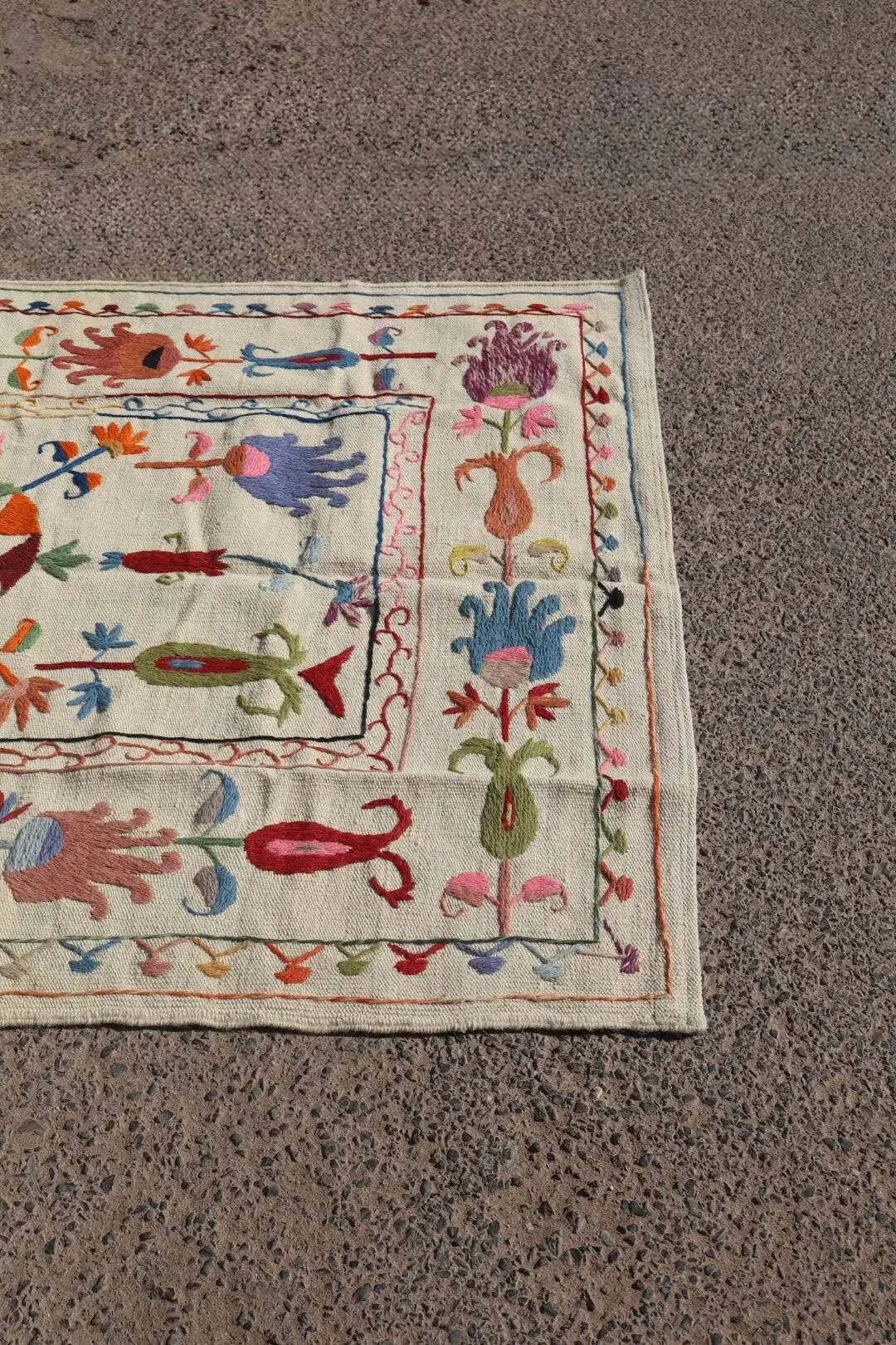 Multicoloured white kilim suzani rug – 180 x 120 cm