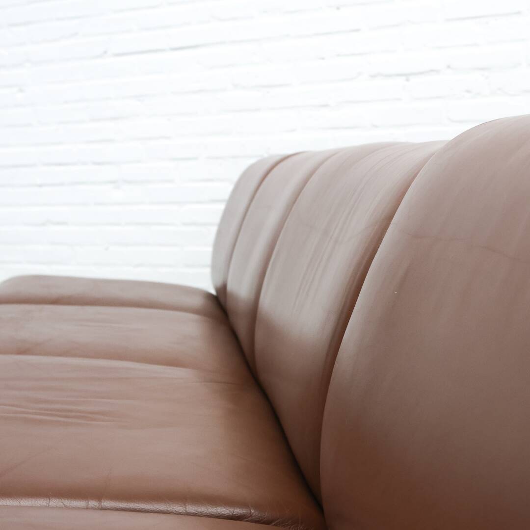 Canapé modulable en cuir cognac par Artifort