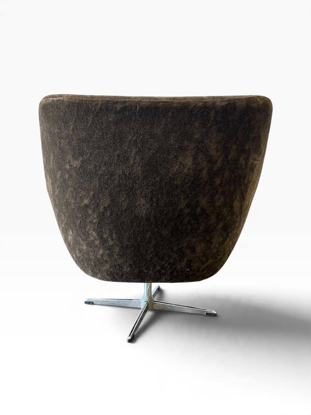 Brown vintage armchair/chair on a star base.