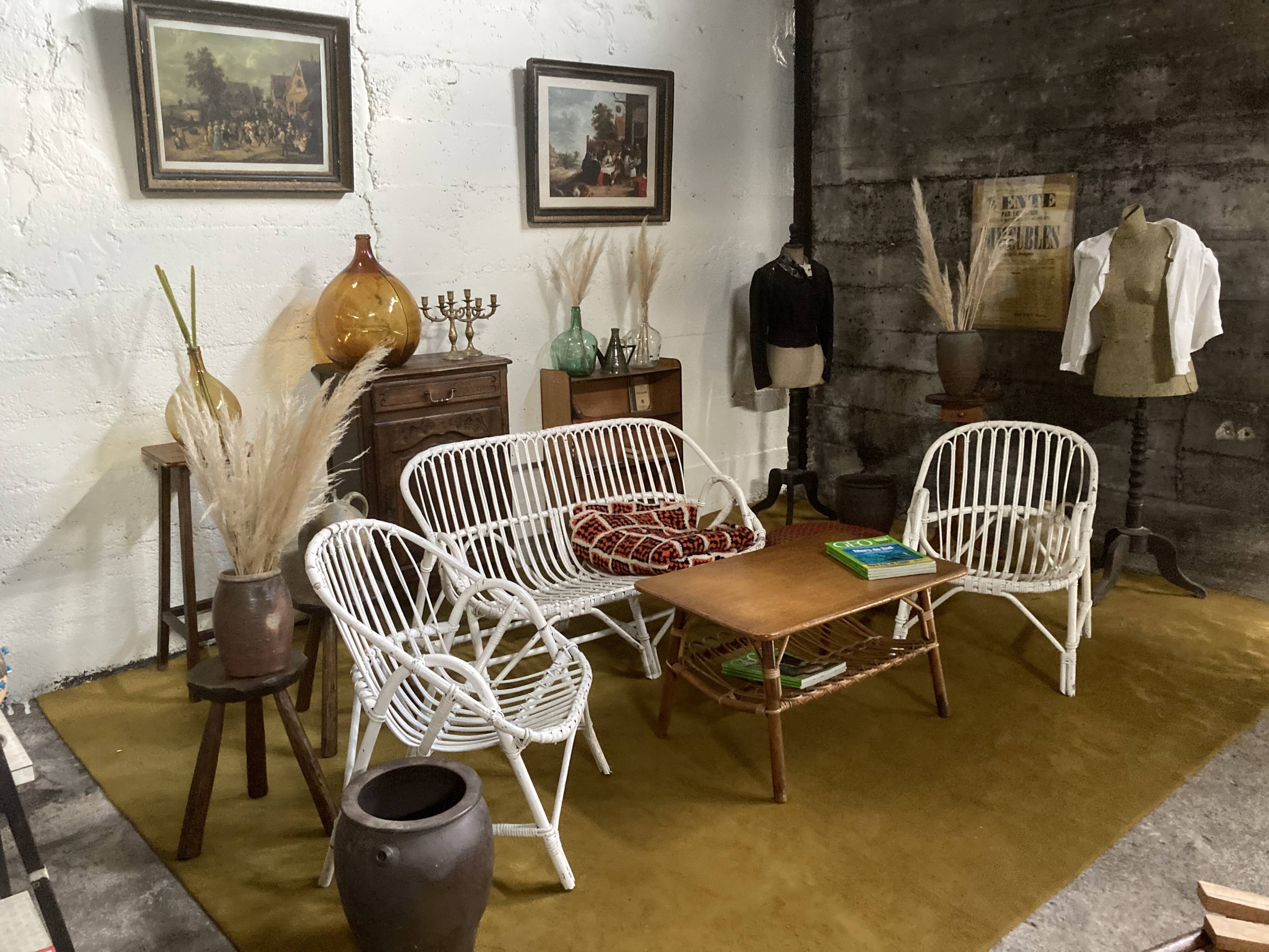Rattan living room table with review door from the 70