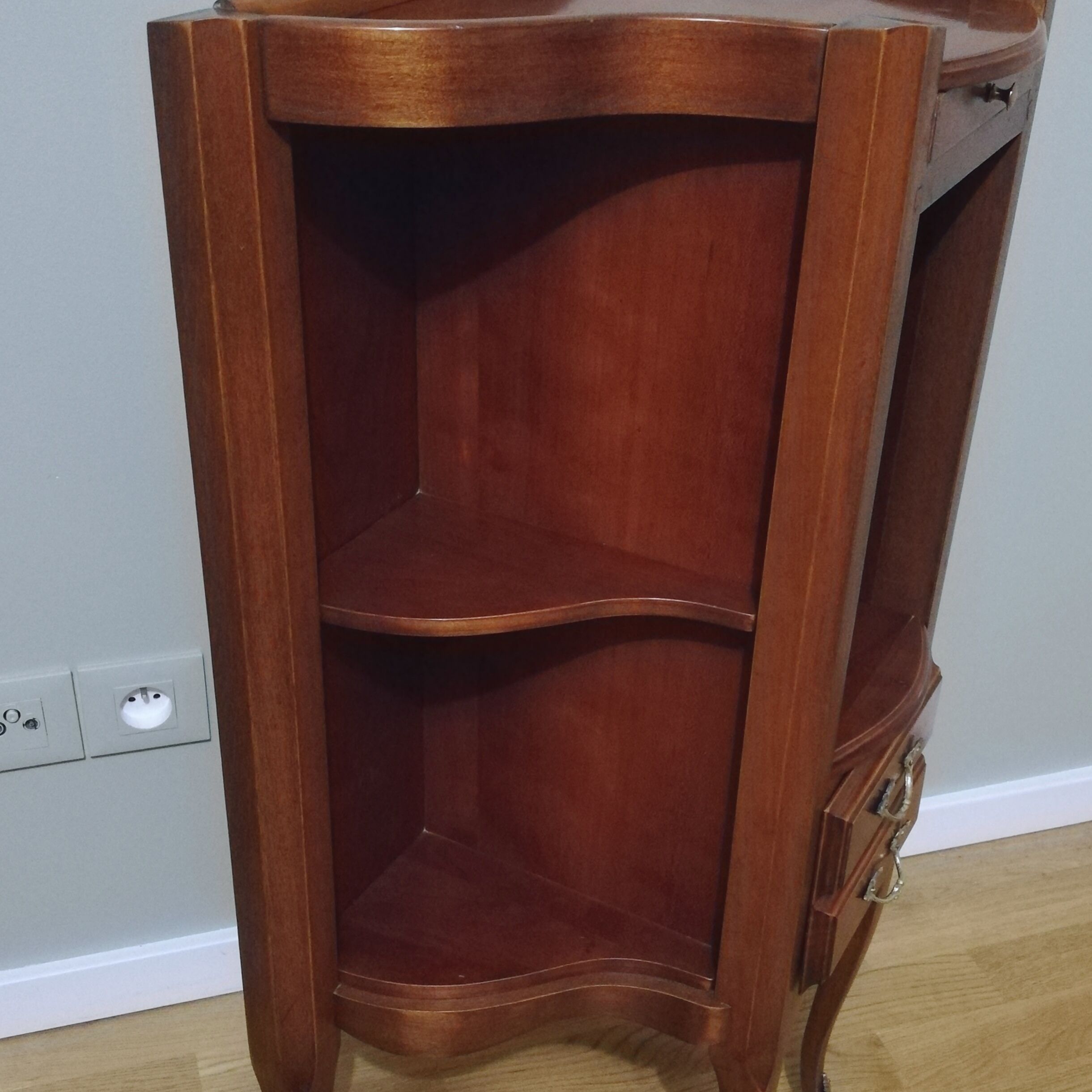 Meuble d'appoint en merisier style Louis XV