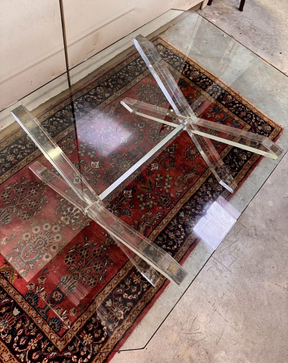 Designer coffee table in glass with an altuglass base.