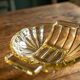 Le plat en verre irisé