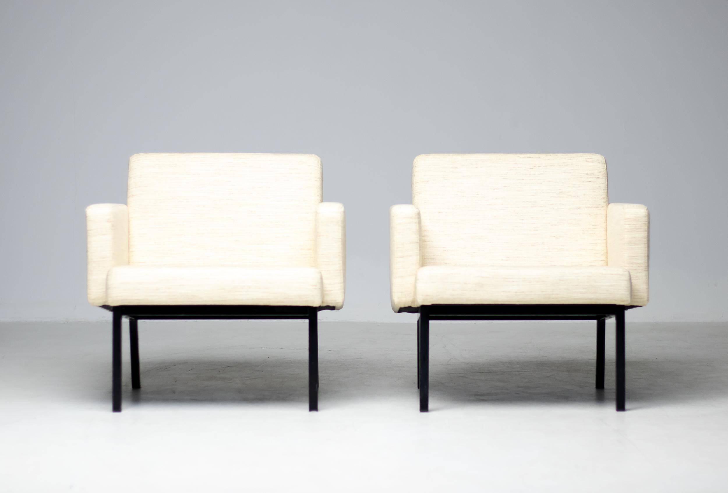 Pair of cream wool lounge chairs Martin Visser SZ48