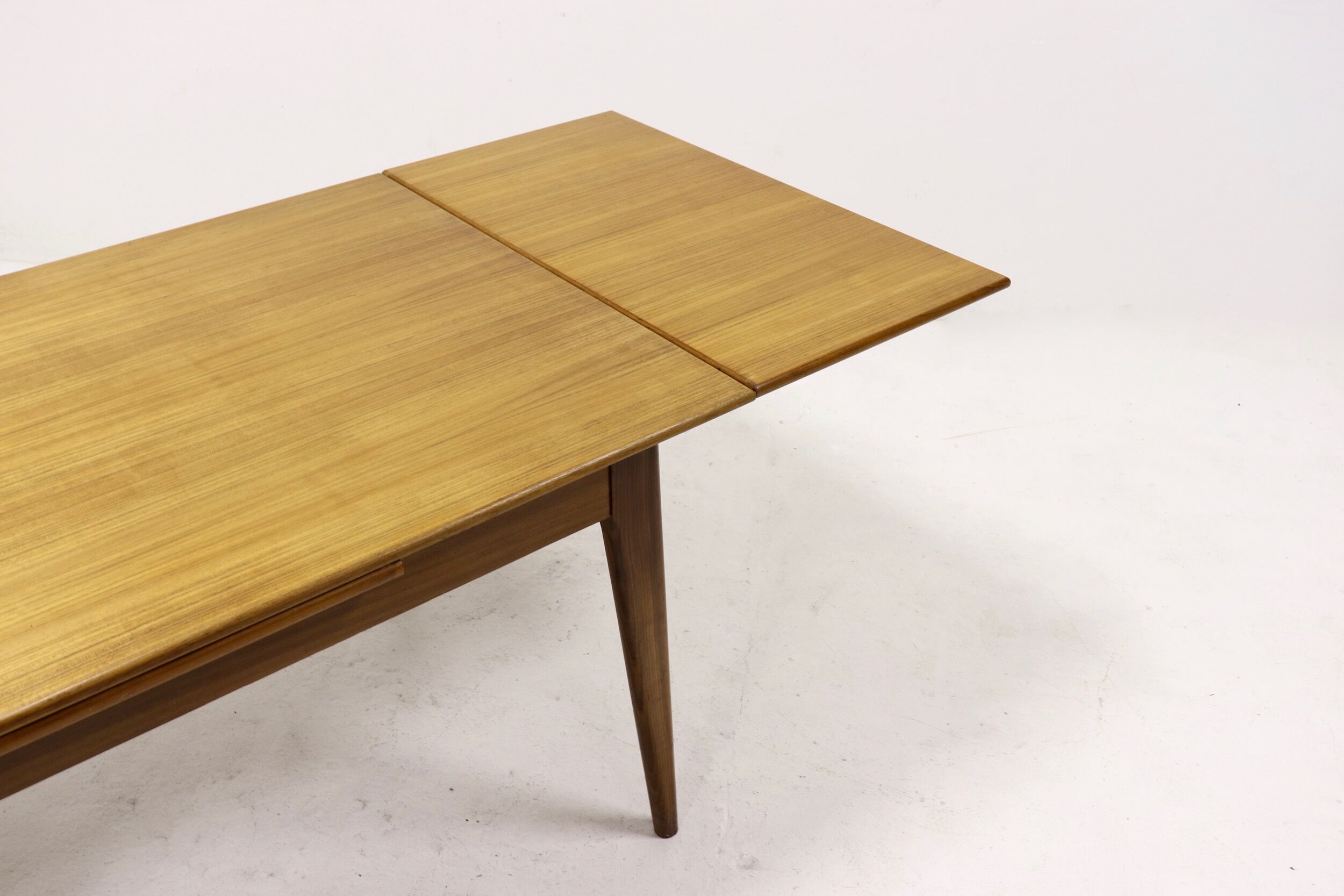 Table à manger design danois en teck extensible des années 1960