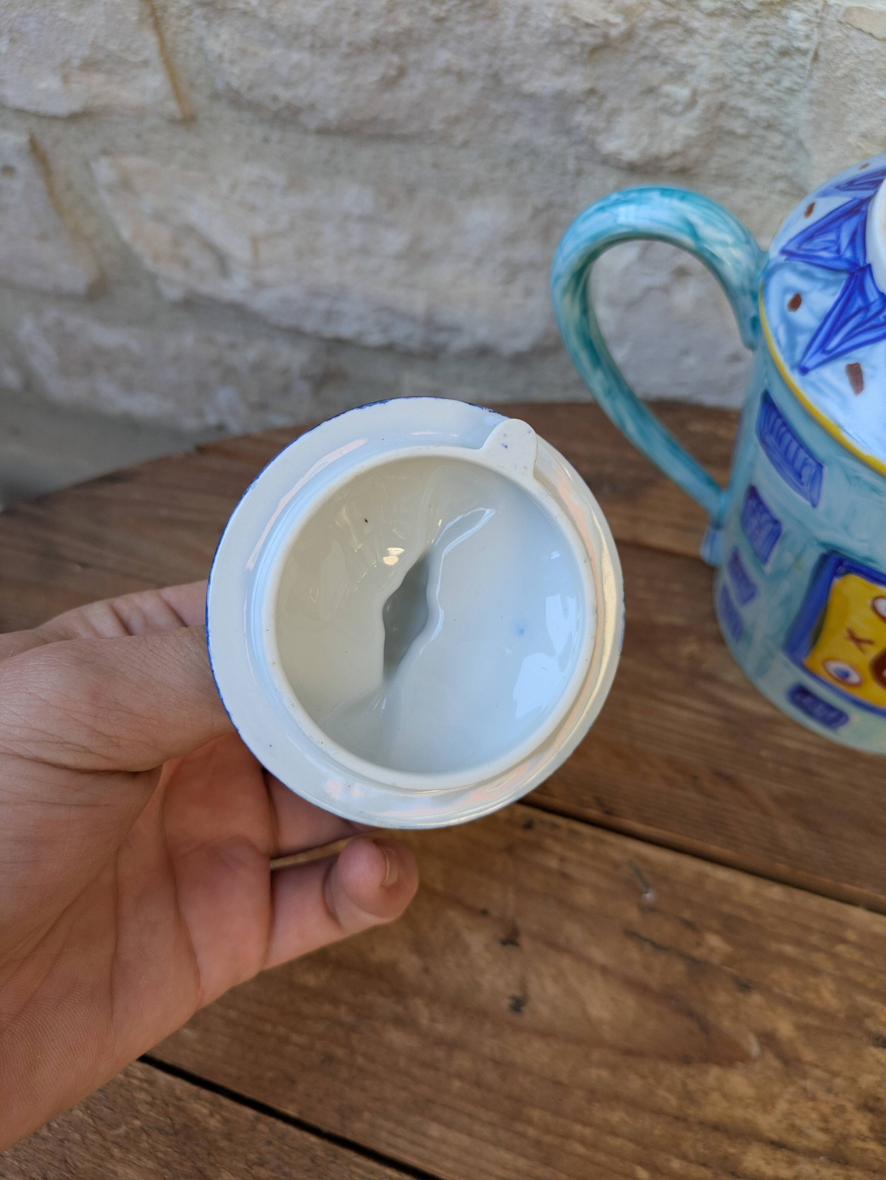 Théière en porcelaine de Limoges peinte à la main par Christine Etchevers