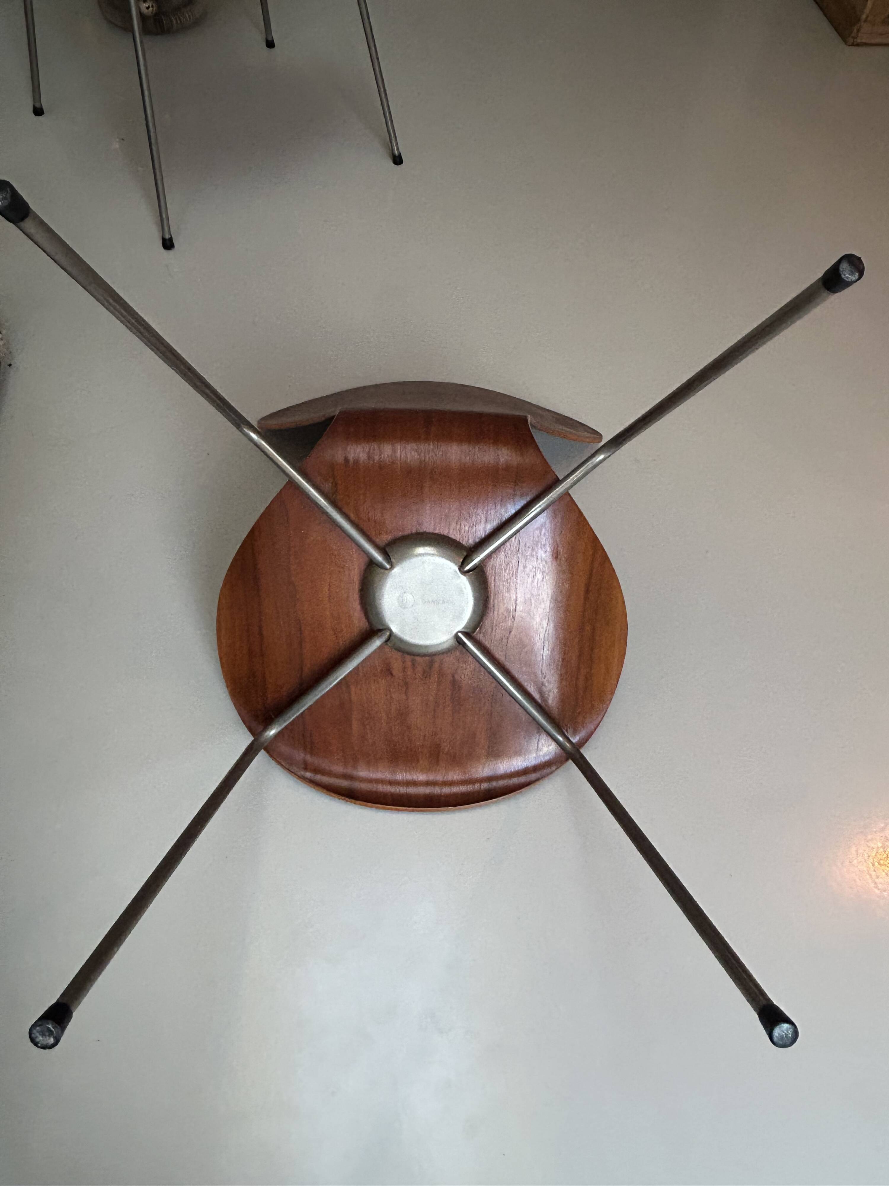 Set of two Franz Hensen series 7 (3107) Arne Jacobsen vintage chairs.